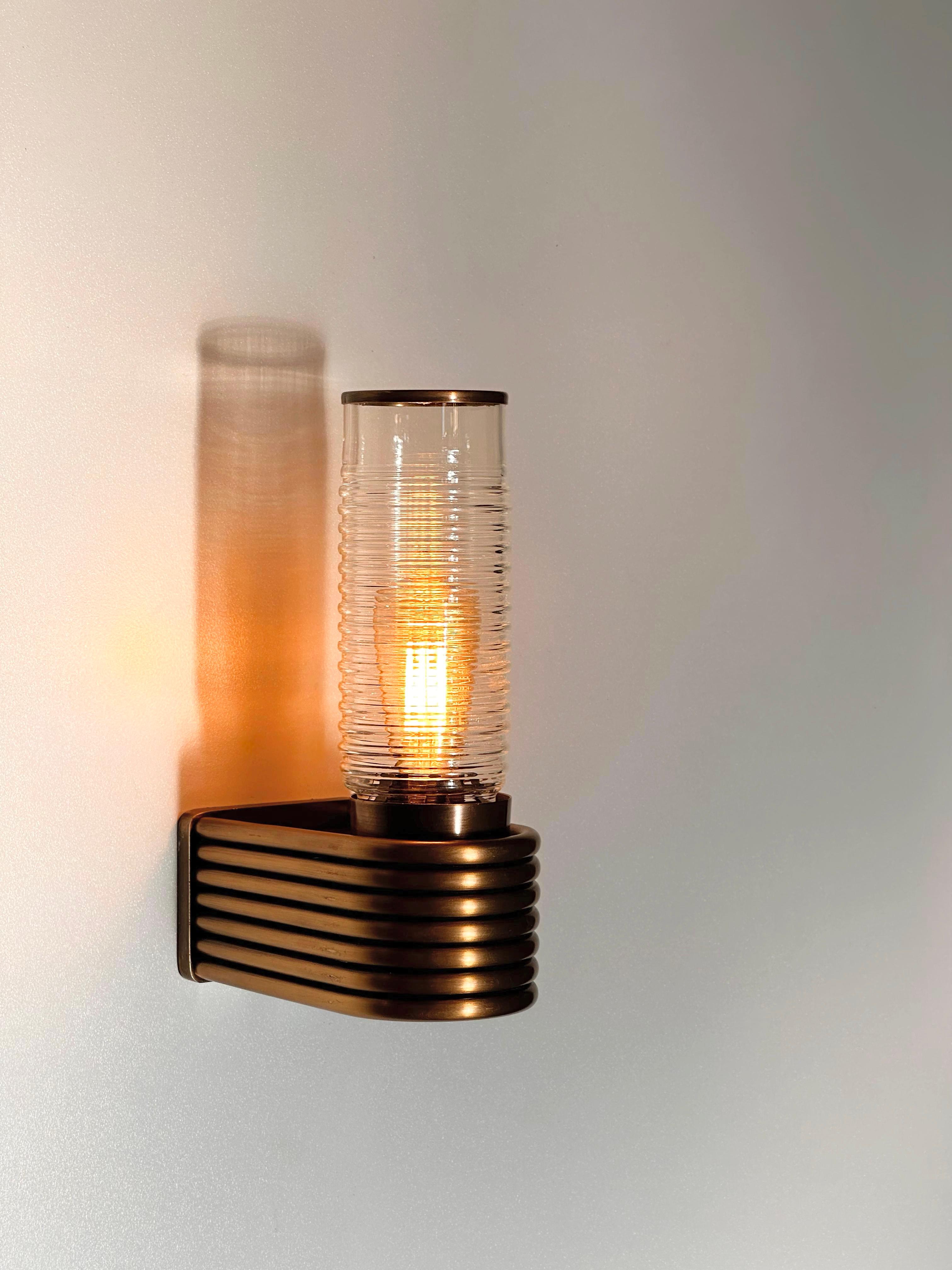 XXI secolo e contemporaneo Glalpula Single Art Deco Wall Sconce in vendita