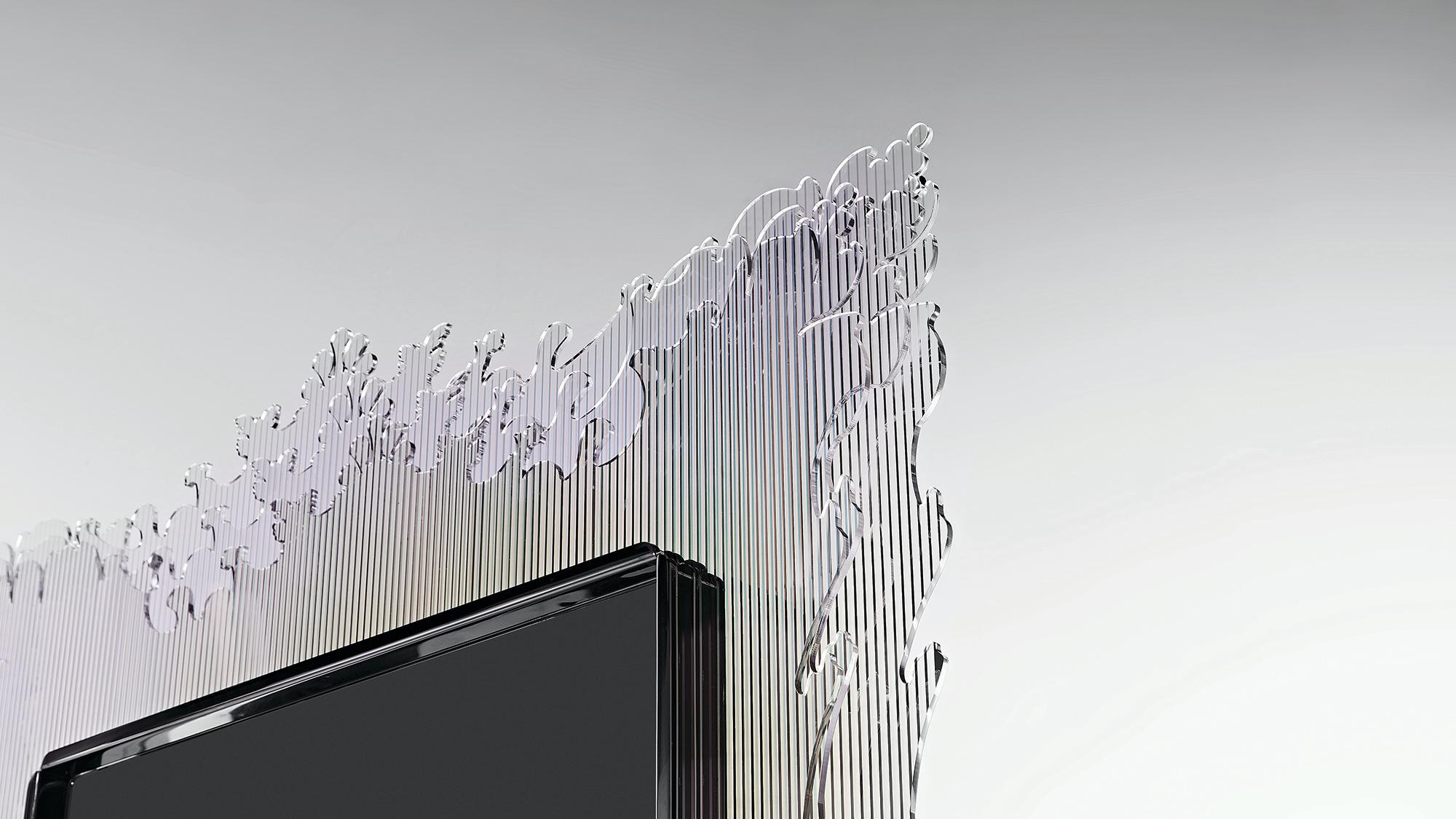 La sculpture miroir Glam Baroque Color Edition réinterprète la richesse ornementale de l'esthétique baroque à travers un langage contemporain de transparence, de superposition et de précision structurelle. Inspirée par les cadres décoratifs et les