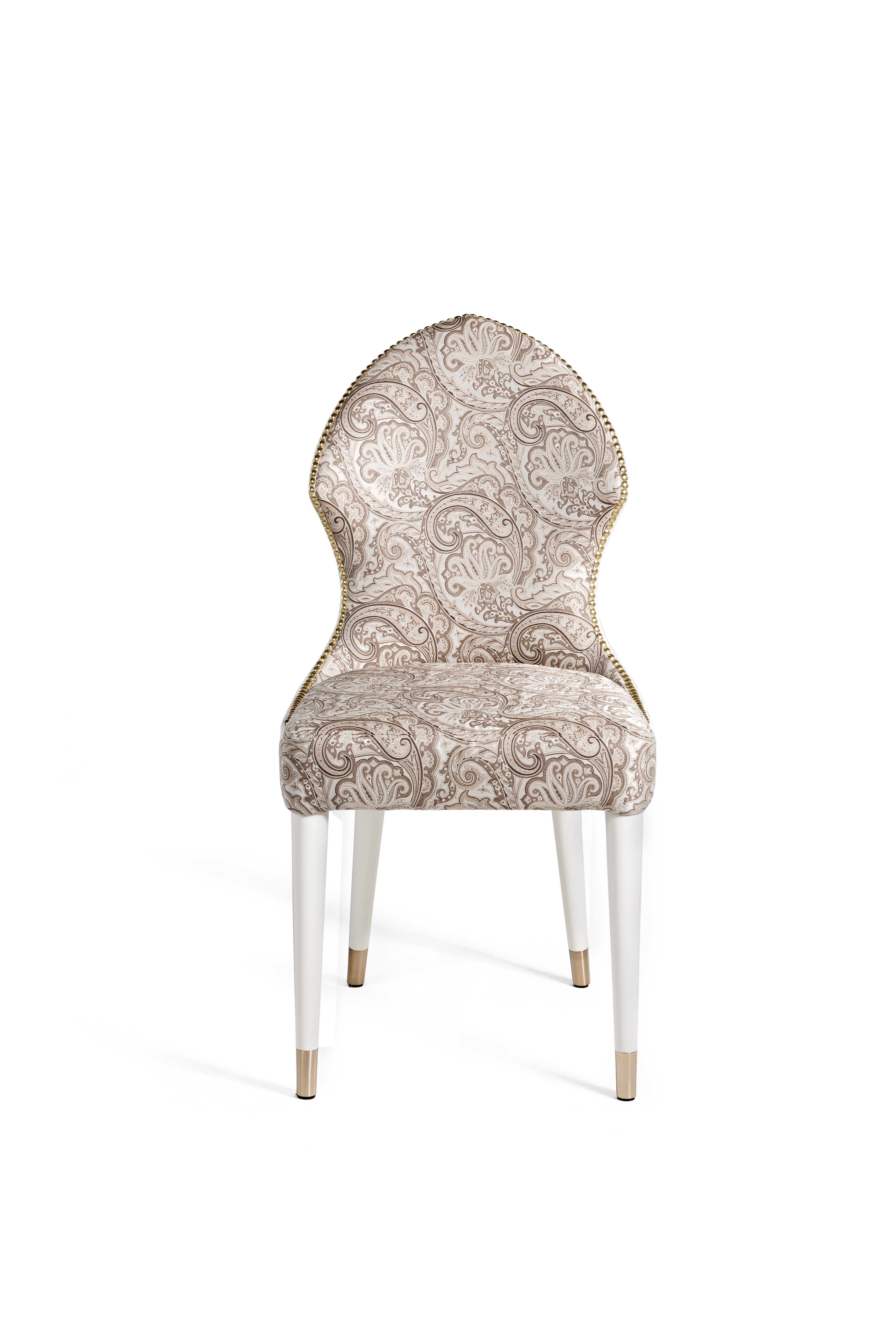Zeitgenössischer „Glam Chair“-Esszimmerstuhl, voll gepolstert (Messing) im Angebot