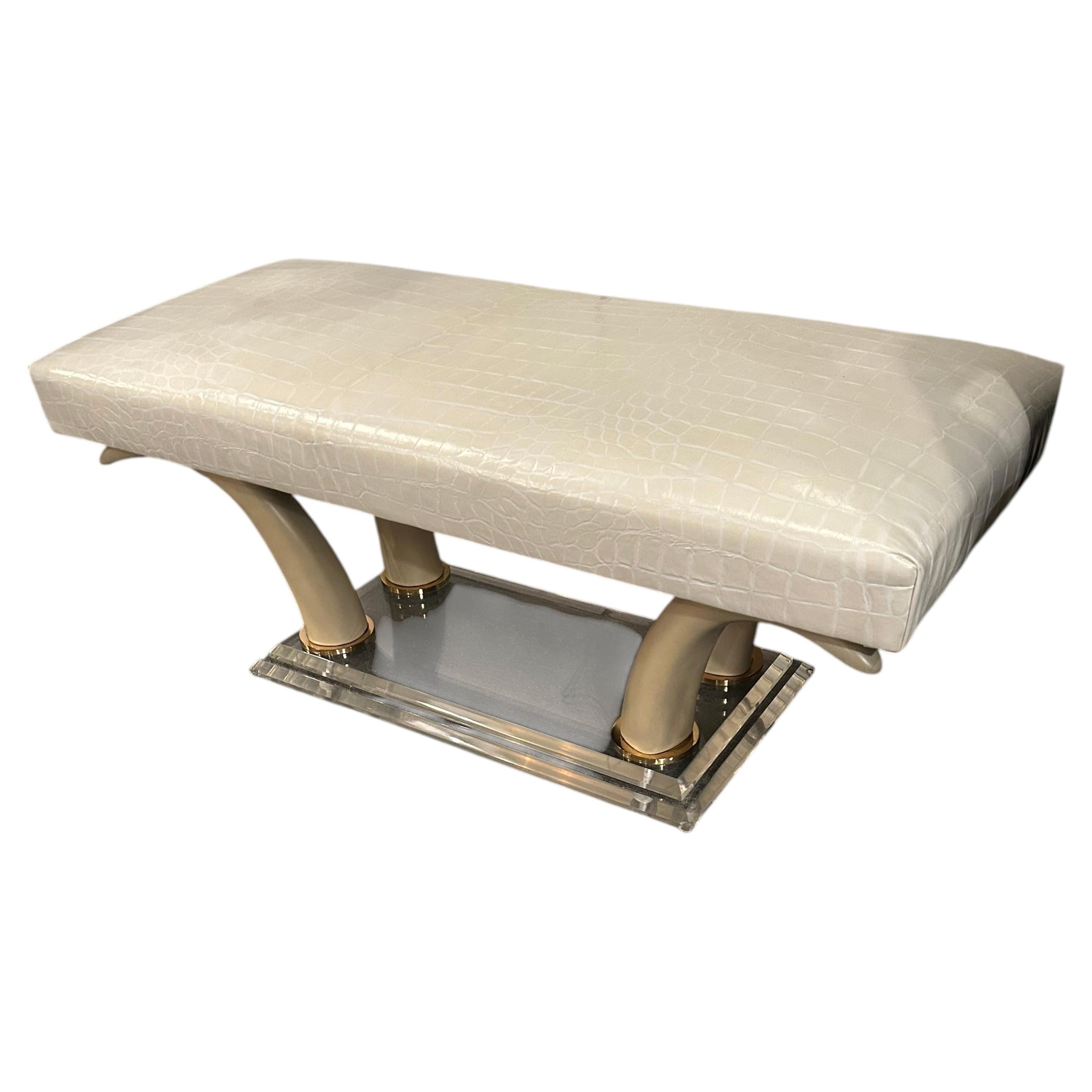 Panca imbottita in finto coccodrillo glam con base in lucite e finto corno in vendita