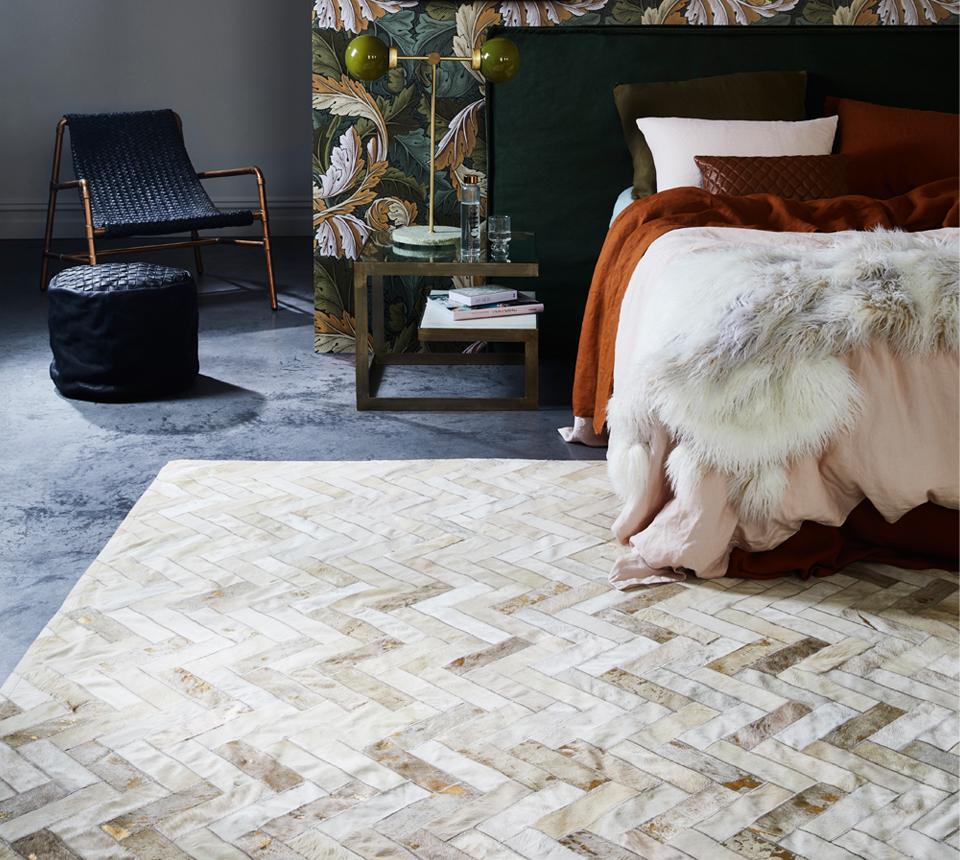 Le glamour côtier est l'expression qui vient à l'esprit avec cet incroyable tapis. Pensez aux fêtes de Malibu des années 1970 avec des cocktails et beaucoup de belles personnes. Des lignes de chevrons crème sont combinées avec de l'or luxueux pour