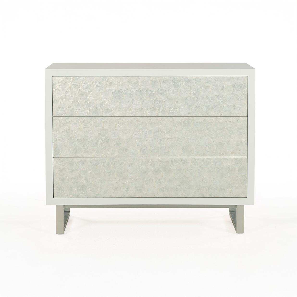 La cassettiera conferisce una presenza serena ma di grande impatto agli interni contemporanei. La sua silhouette elegante è rifinita in una morbida tonalità Silhouette, che crea la tela perfetta per i frontali dei cassetti ornati di conchiglie