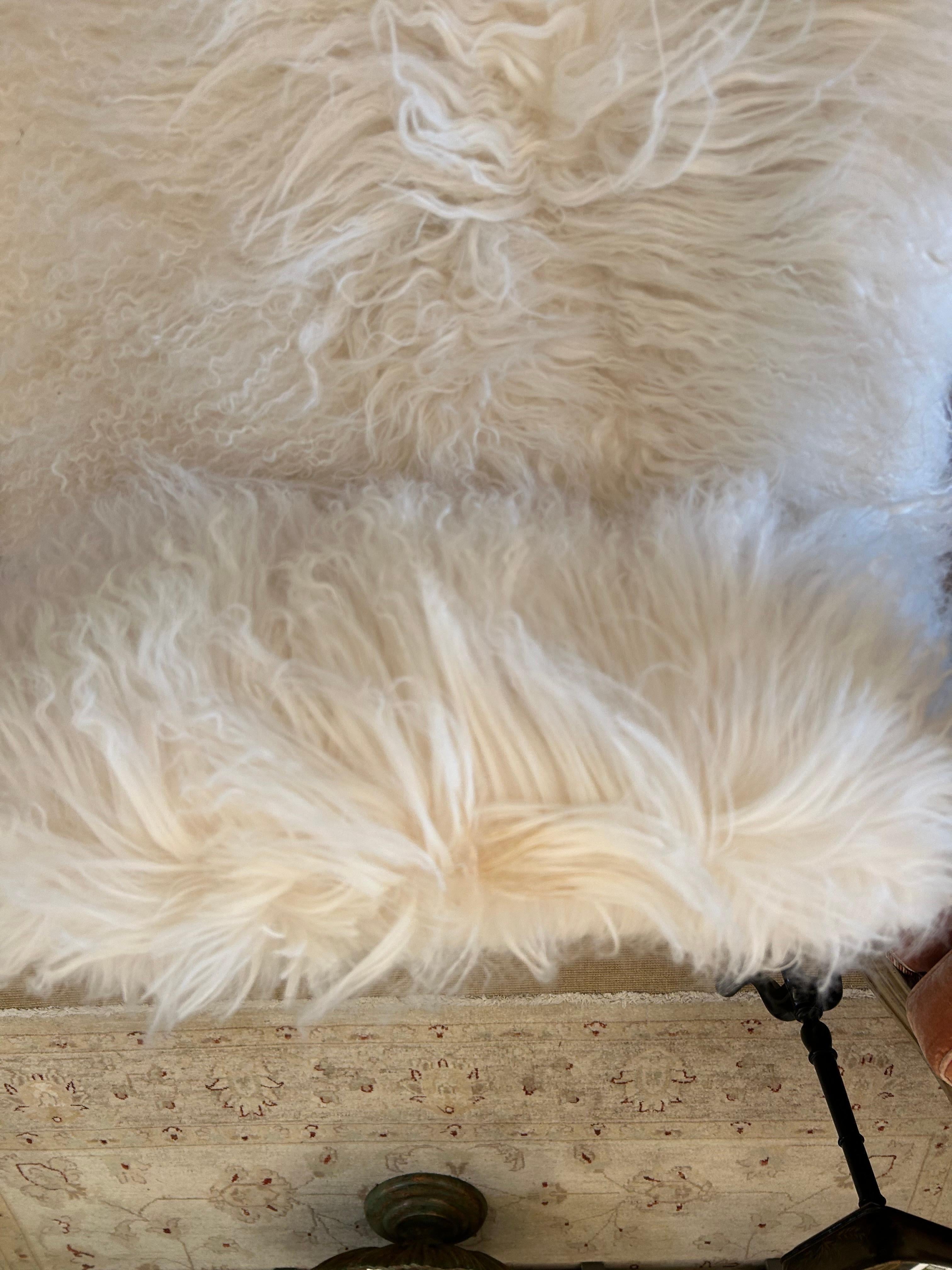 Glam-Paar  Esszimmer- oder Clubstühle aus Messing und mongolischem Fell von Modshop im Angebot 5