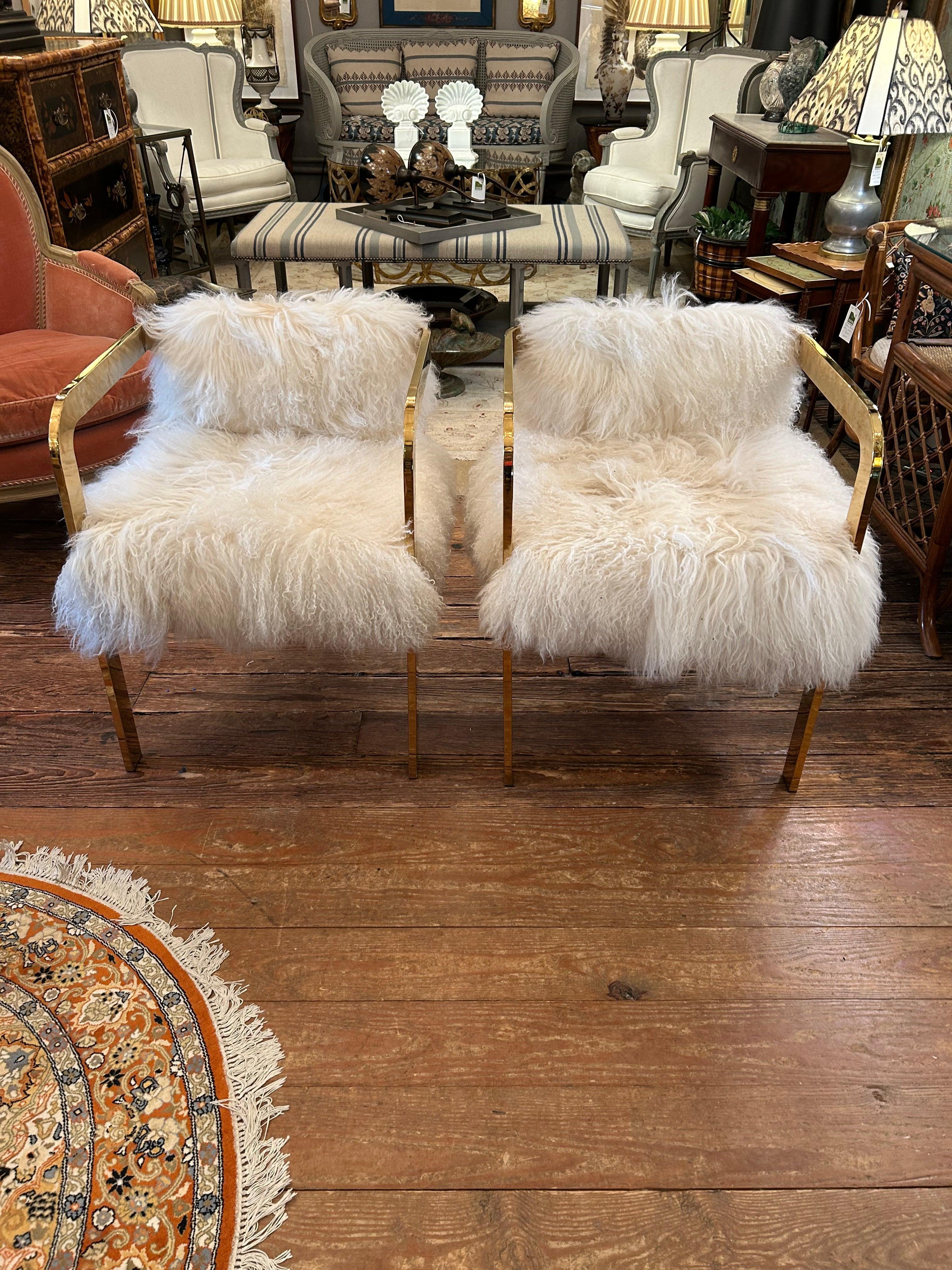 Ein Paar glamouröse Marseille Modshop Stühle aus Messing und mongolischem Fell, perfekt für Ess- oder Wohnzimmer, mit schlankem 3-Bein-Design.  Das hintere Bein ist in zwei Hälften geteilt.
Armhöhe 27,25

Anmerkung:  Wir haben 4 der Stühle im