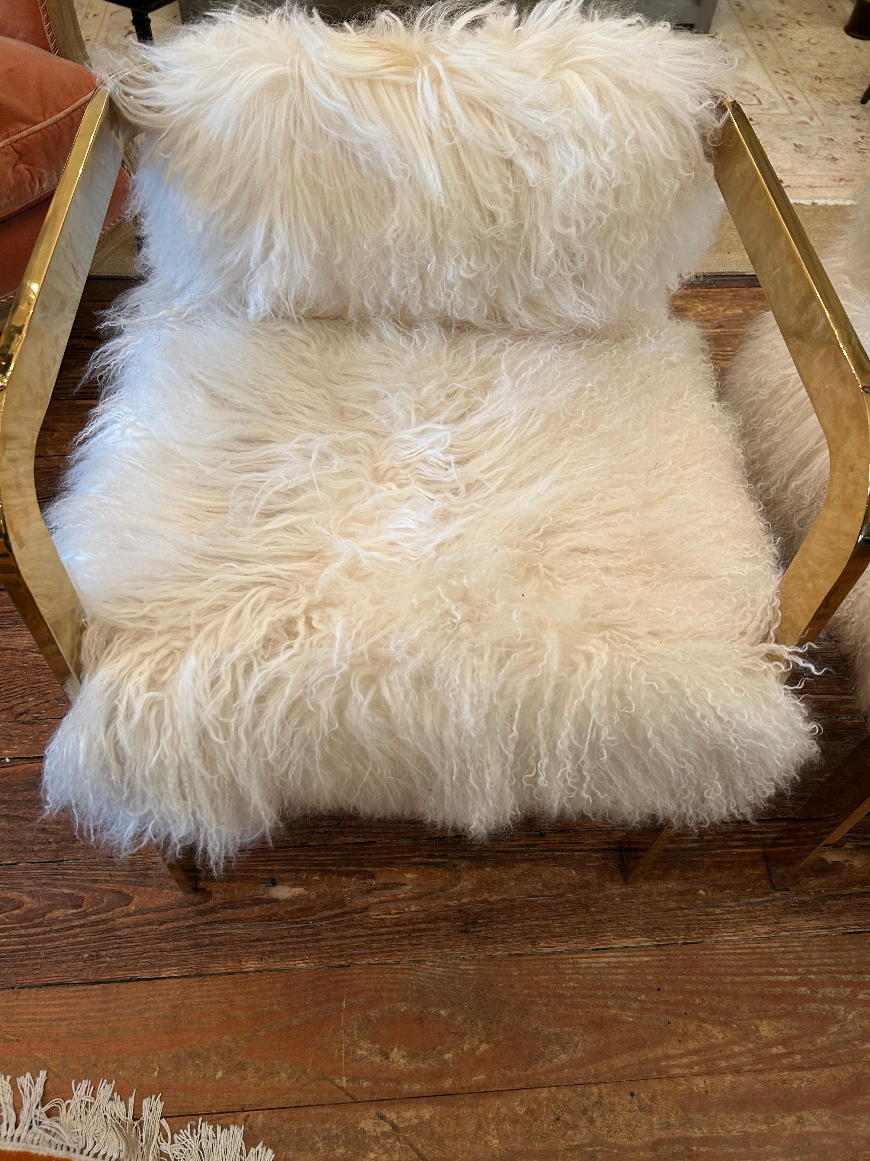 Glam-Paar  Esszimmer- oder Clubstühle aus Messing und mongolischem Fell von Modshop (Moderne) im Angebot