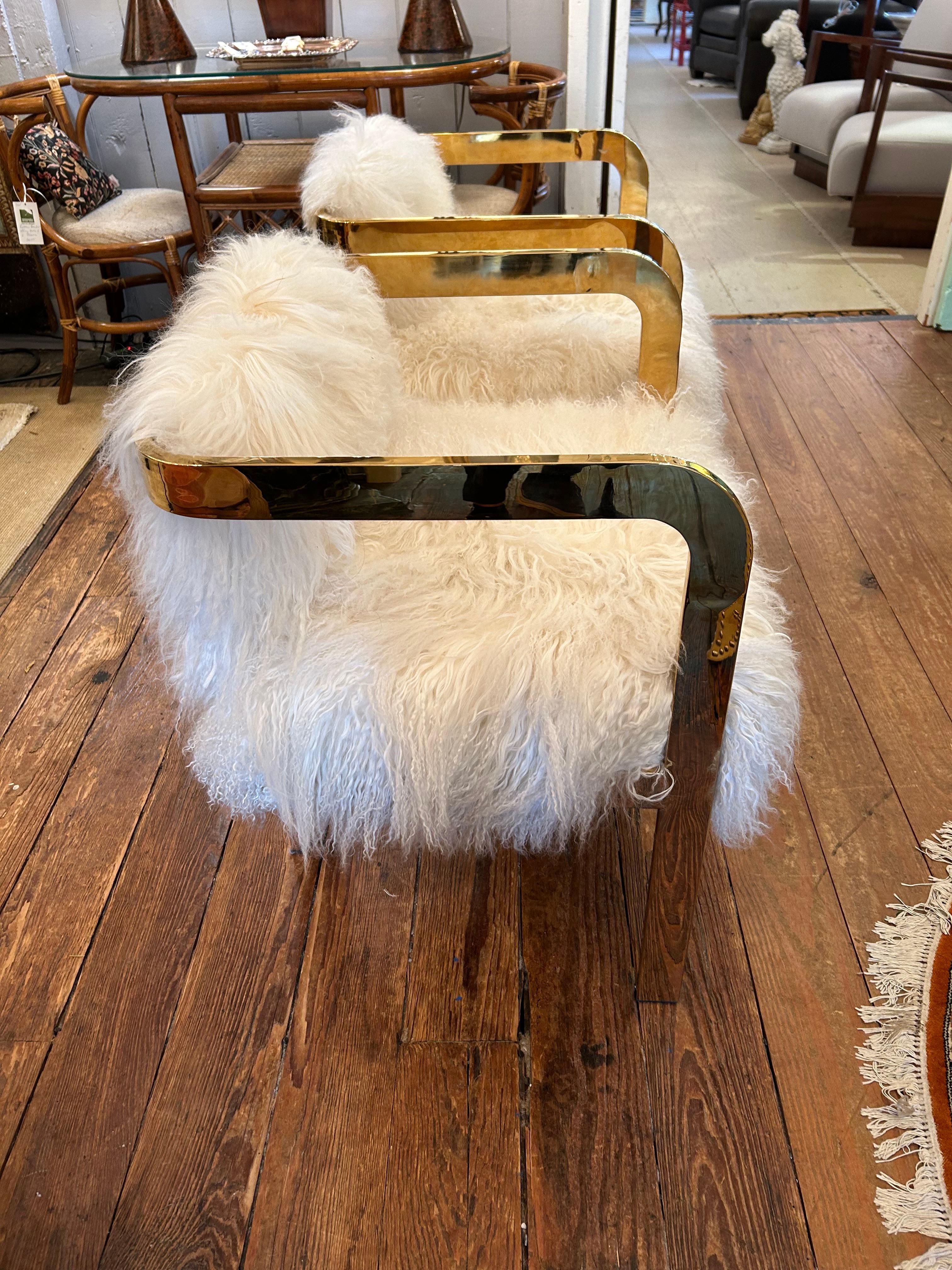 Glam-Paar  Esszimmer- oder Clubstühle aus Messing und mongolischem Fell von Modshop (amerikanisch) im Angebot
