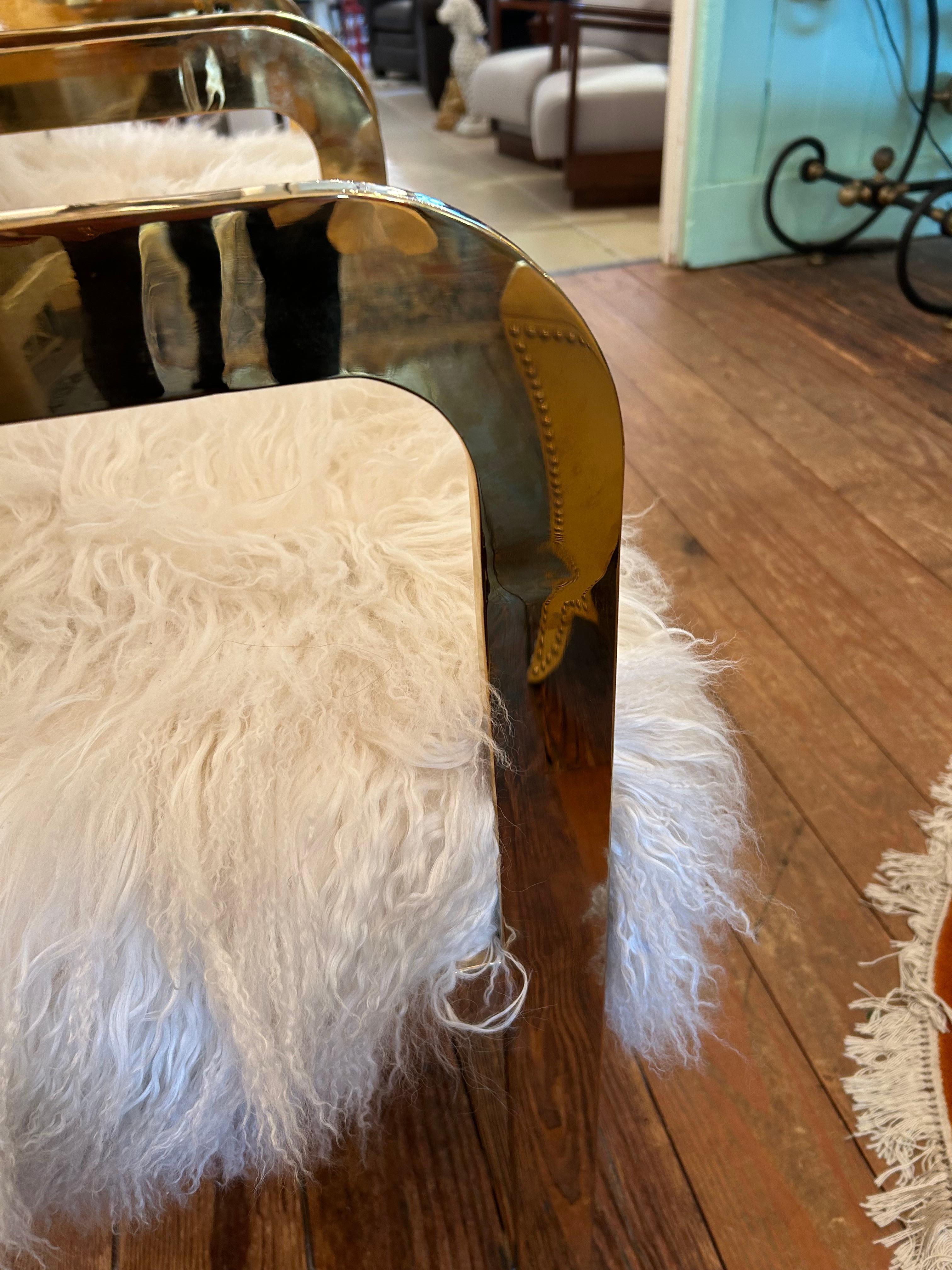 Glam-Paar  Esszimmer- oder Clubstühle aus Messing und mongolischem Fell von Modshop im Zustand „Gut“ im Angebot in Hopewell, NJ