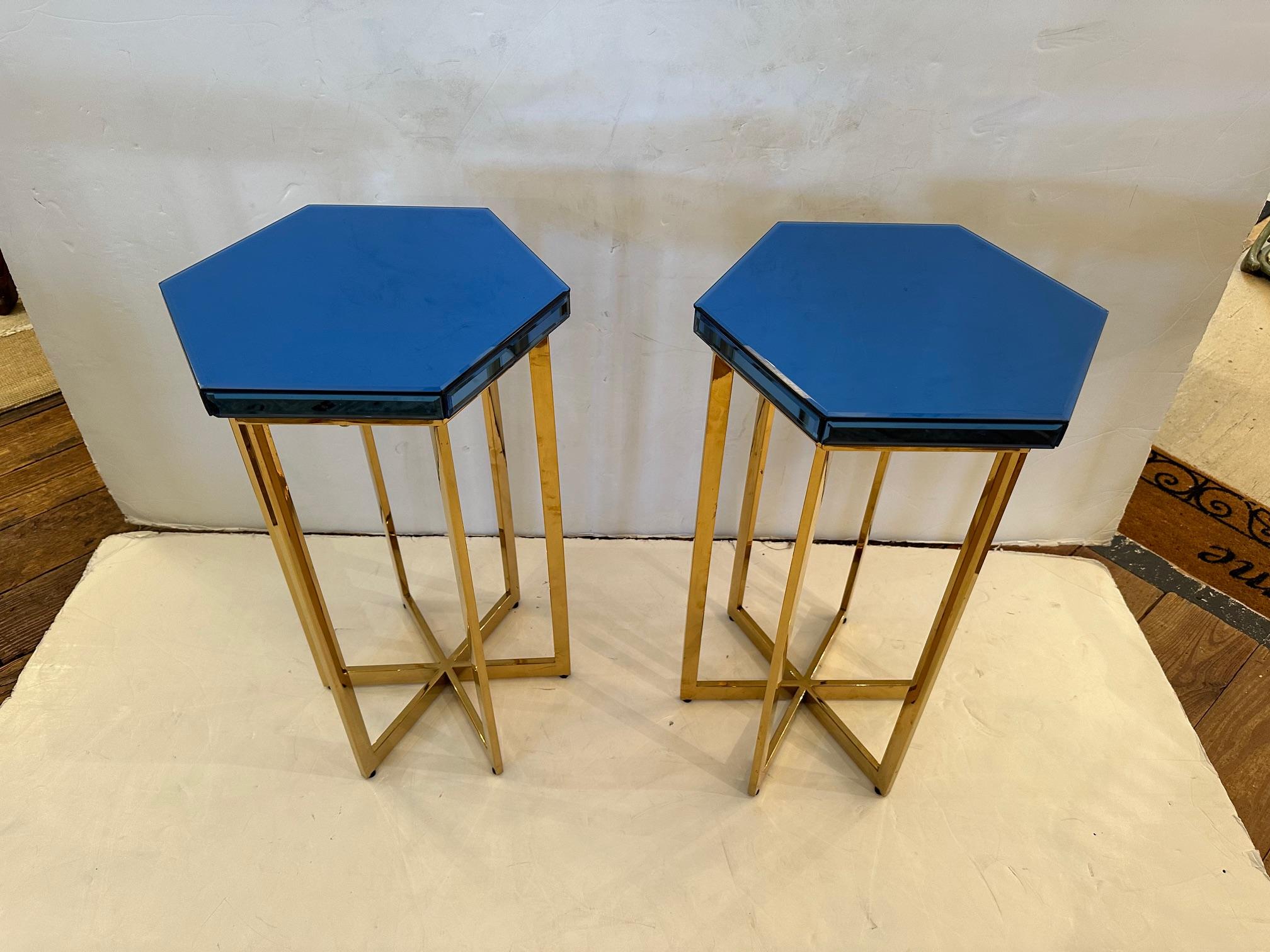 Modern Glam Pair of Hollywood Regency Brass & Beveled Blue Mirrored End Tables For Sale