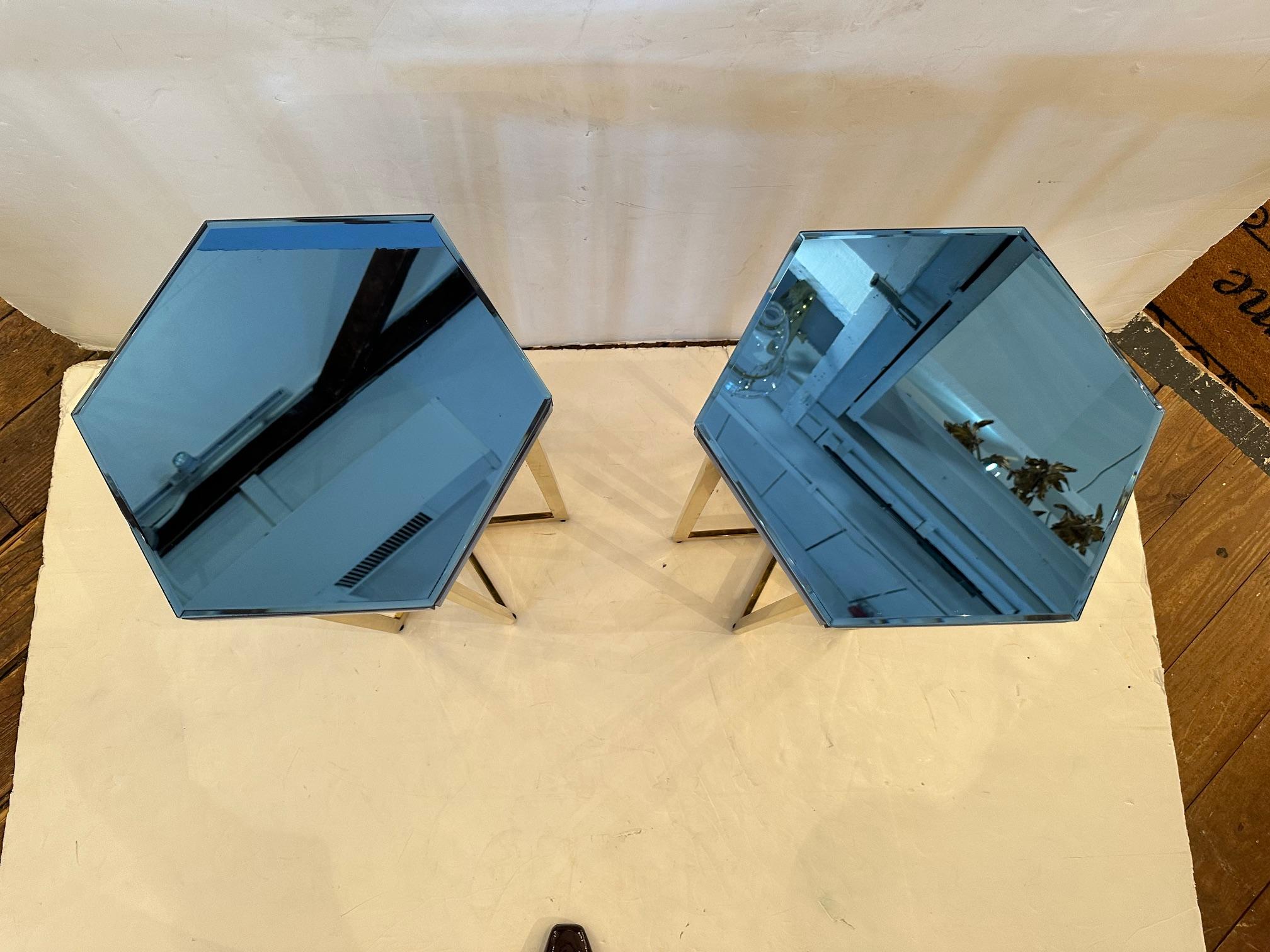 American Glam Pair of Hollywood Regency Brass & Beveled Blue Mirrored End Tables For Sale