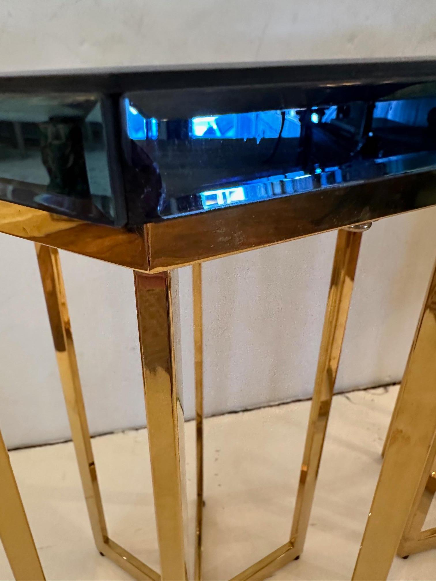 Glam Pair of Hollywood Regency Brass & Beveled Blue Mirrored End Tables In Good Condition For Sale In Hopewell, NJ