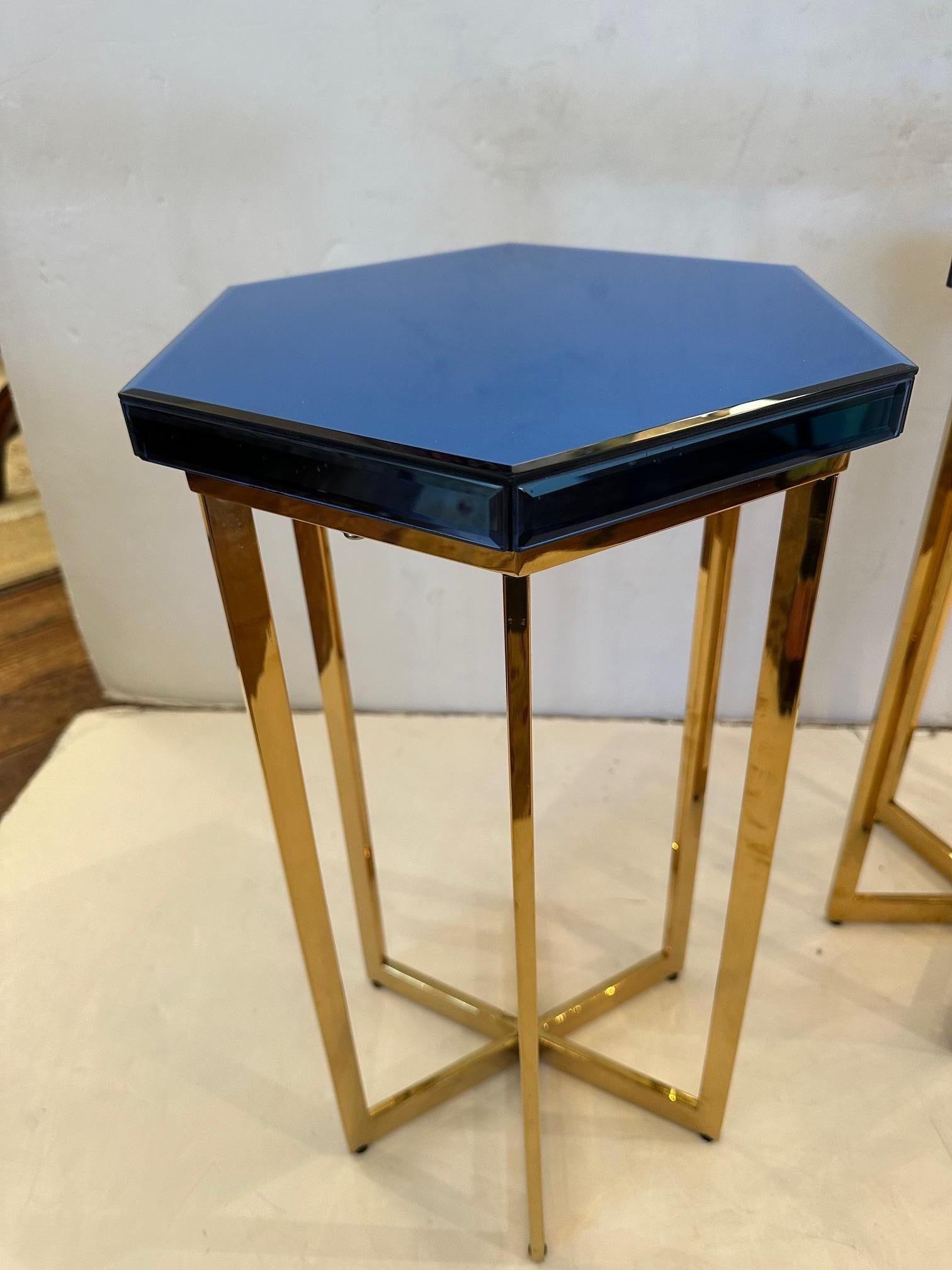 Glam Pair of Hollywood Regency Brass & Beveled Blue Mirrored End Tables For Sale 1