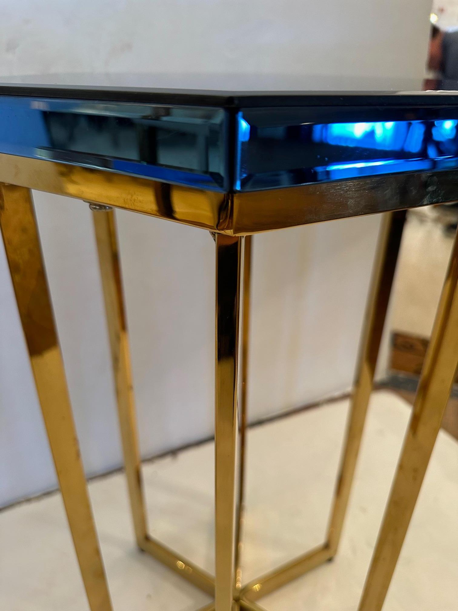 Glam Pair of Hollywood Regency Brass & Beveled Blue Mirrored End Tables For Sale 3
