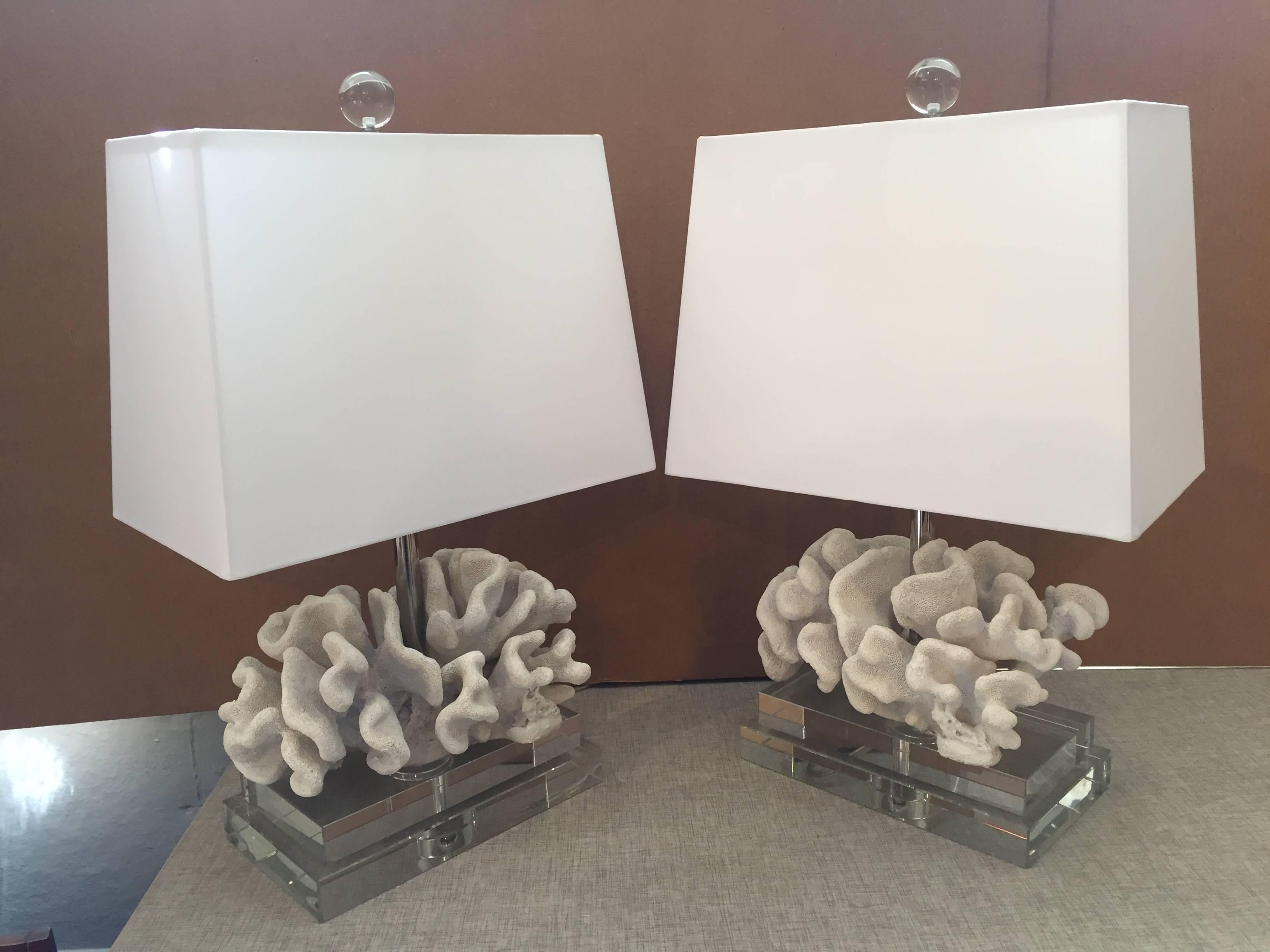 Glam Pair of White Faux Coral and Lucite Table Lamps In Excellent Condition In Hopewell, NJ