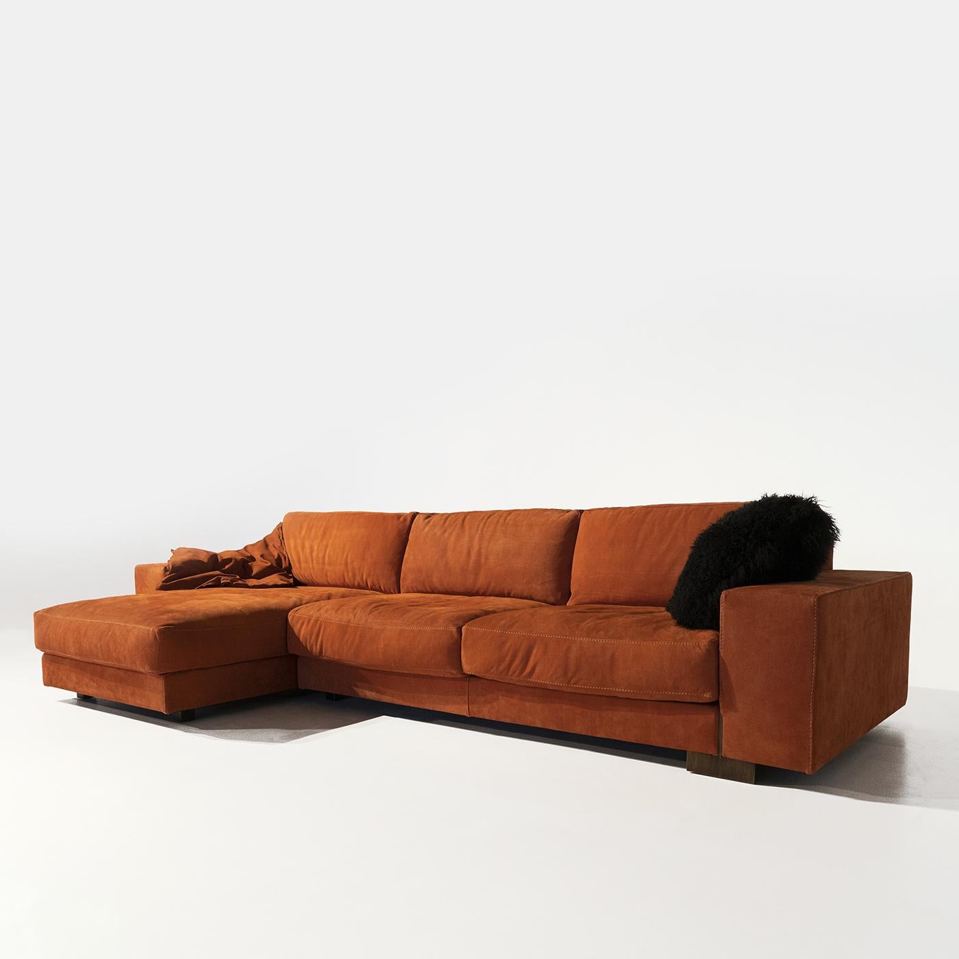 The Glam sofa represents the quintessence of the modern modular sofa, creating a warm feel in the living room with its deep red fabric upholstery. Pairing a geometric body with soft double-density polyurethane cushions and goose down seats, this