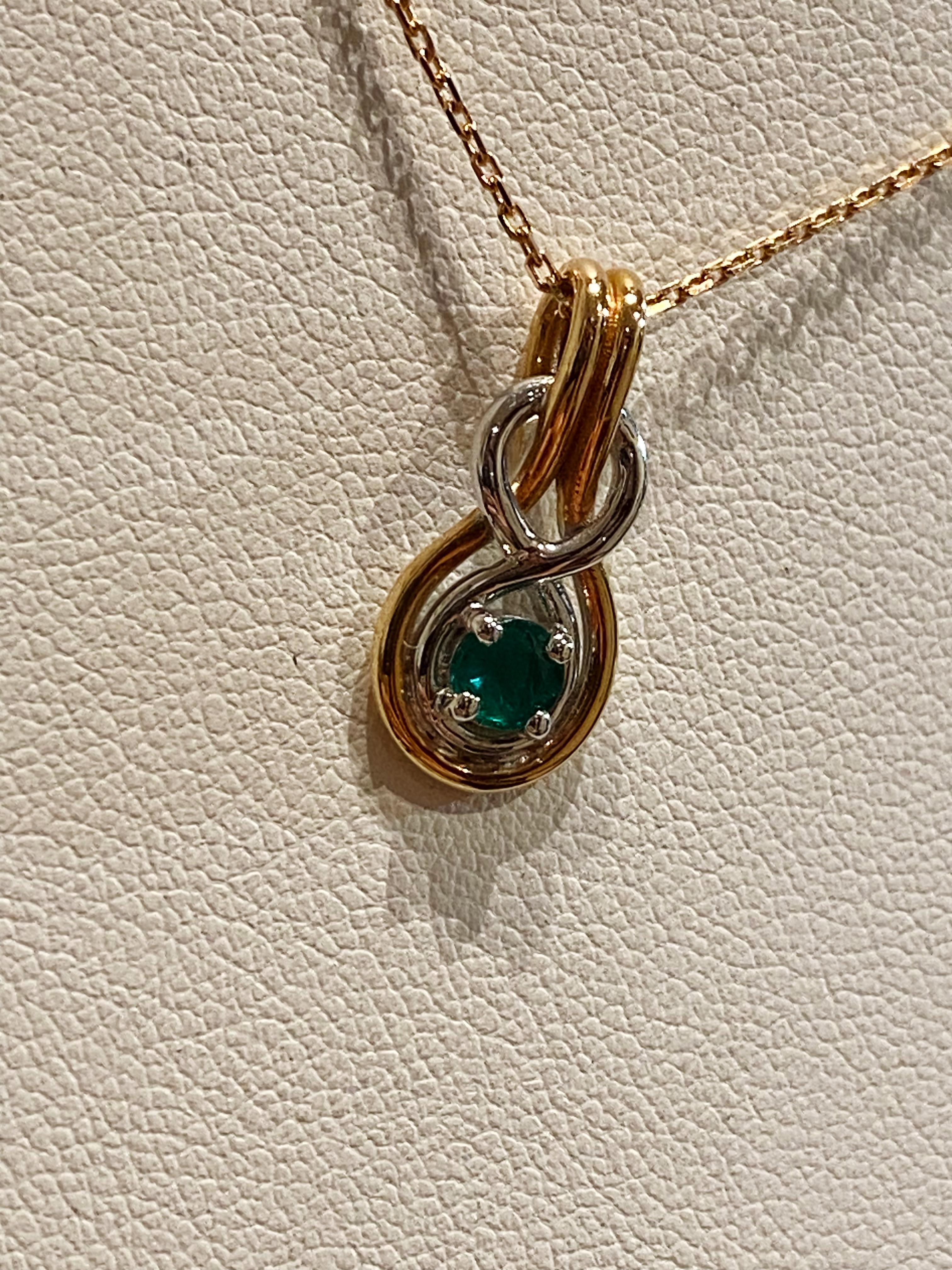 La collana GLAMIRA ha un ciondolo, 
Realizzato in oro rosa e bianco 18 carati 
di un accattivante design a forma di otto,
misura 20 mm x 9 mm 

Al centro è incastonato uno smeraldo rotondo Nature.
di origine africana 
di 0,25ct e purezza fine (AAAA)