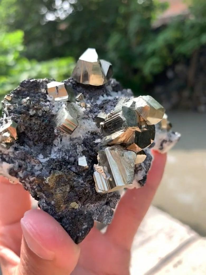 Glamming Goldene, ineinander verschlungene Pyritkristalle auf Matrix aus Pakistan (Ungeschliffen) im Angebot