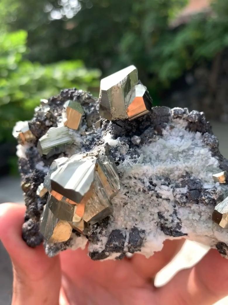 Glamming Goldene, ineinander verschlungene Pyritkristalle auf Matrix aus Pakistan im Zustand „Neu“ im Angebot in Bangkok, TH