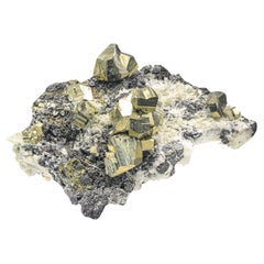 Cristaux pyrites entrecroisés de couleur dorée scintillants sur matrice du Pakistan