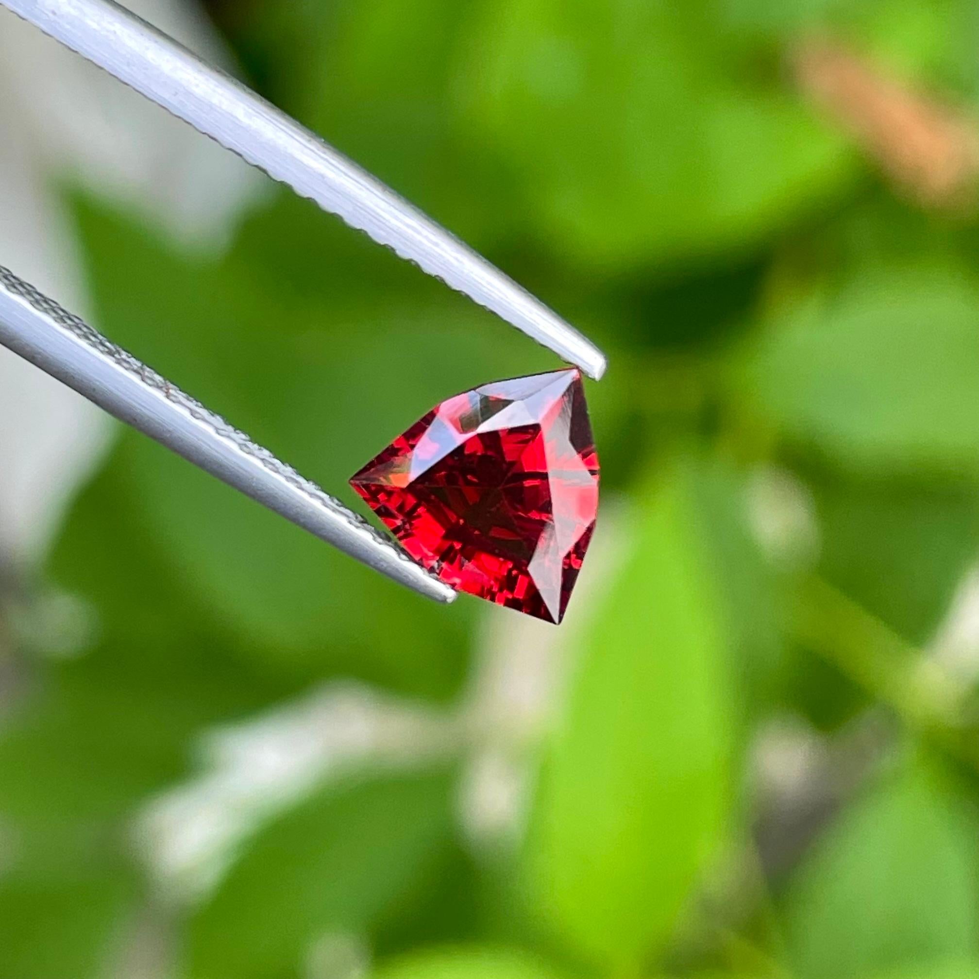 Taille trillion Grenat rouge en forme de trillion de 1,20 carat, pierre précieuse naturelle non sertie de Tanzanie en vente