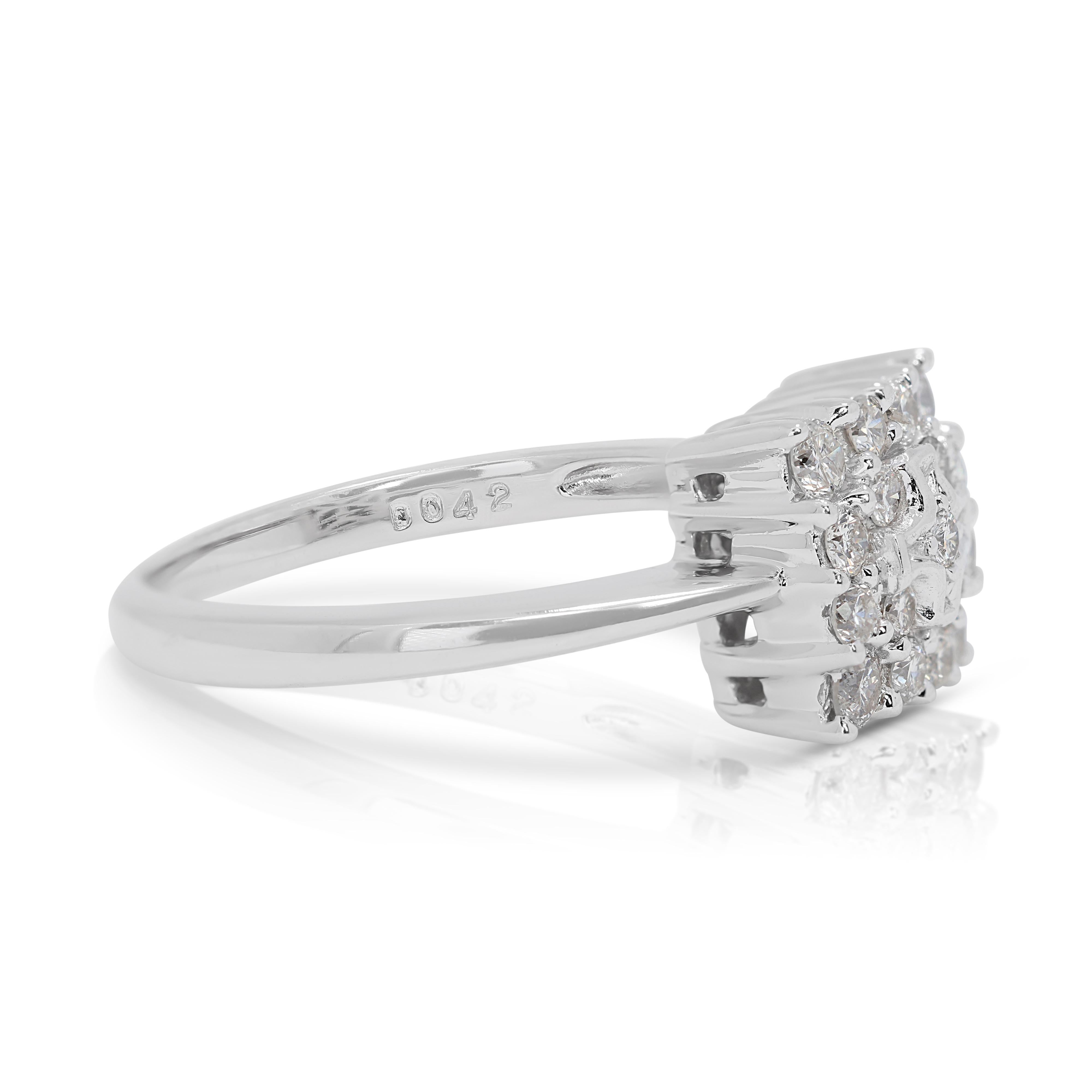 Glamouröser 0,42 Karat Diamanten-Cluster-Ring aus 18 Karat Weißgold (Rundschliff) im Angebot