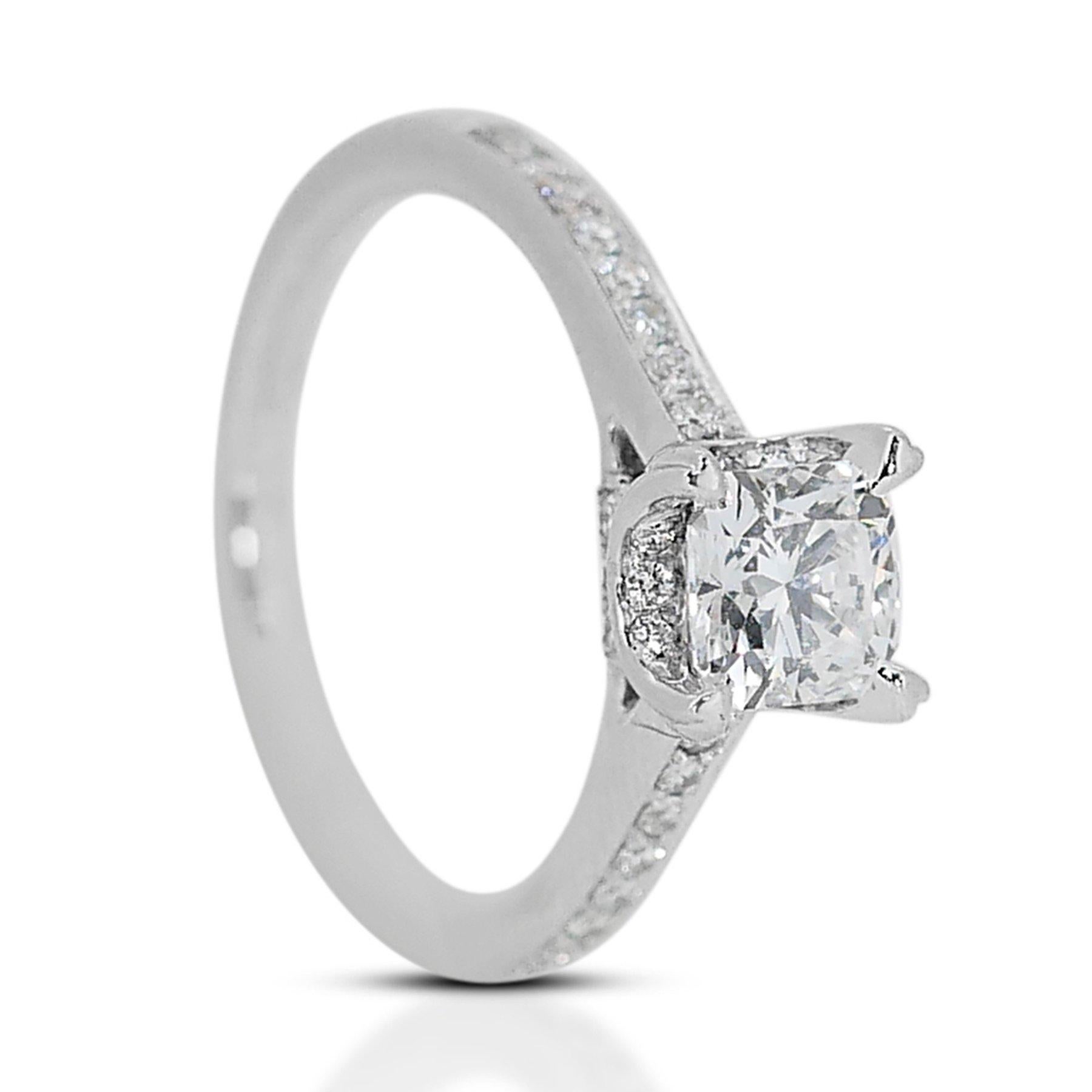 Glamorous 0.87ct Halo Diamond Ring in 18K White Gold In New Condition For Sale In רמת גן, IL