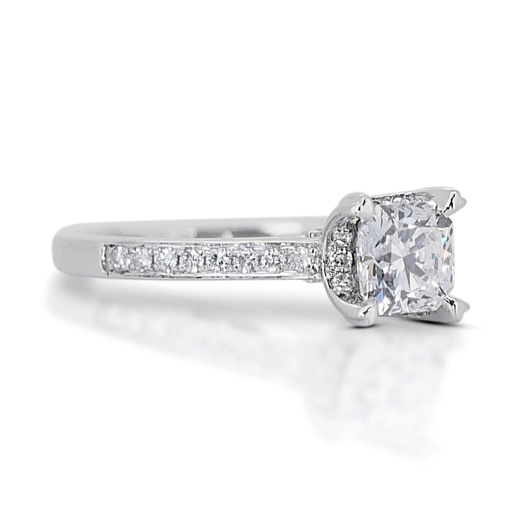 Bague glamour en or blanc 18 carats avec diamant halo de 0,87 carat Pour femmes en vente