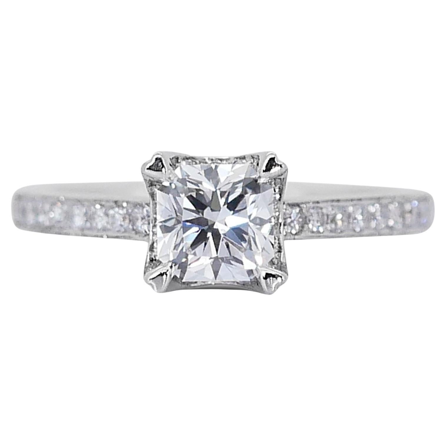 Bague glamour en or blanc 18 carats avec diamant halo de 0,87 carat en vente