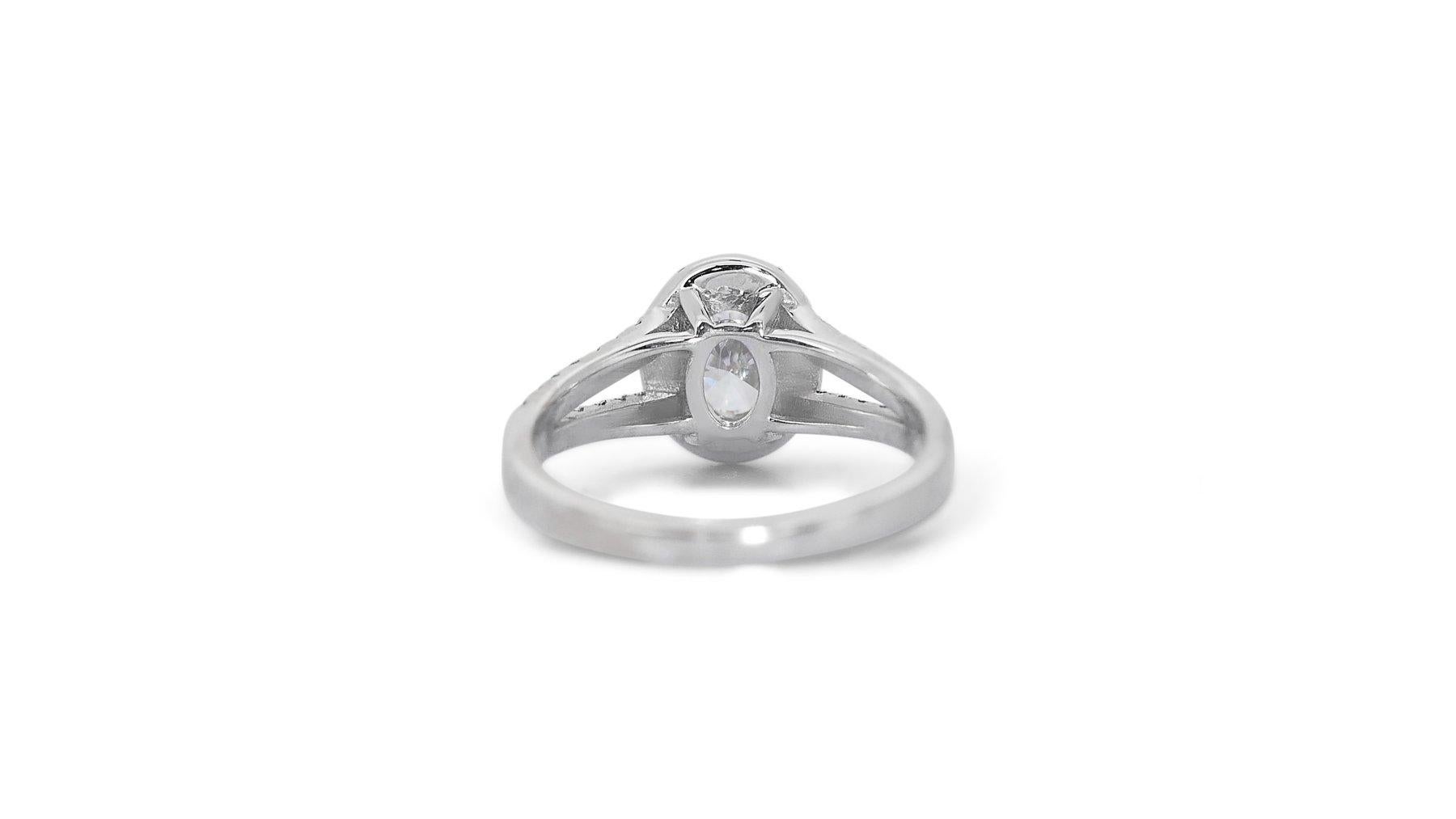 Glamouröser 1,30 Karat ovaler Diamant-Halo-Ring aus 18 Karat Weißgold - GIA zertifiziert im Angebot 2