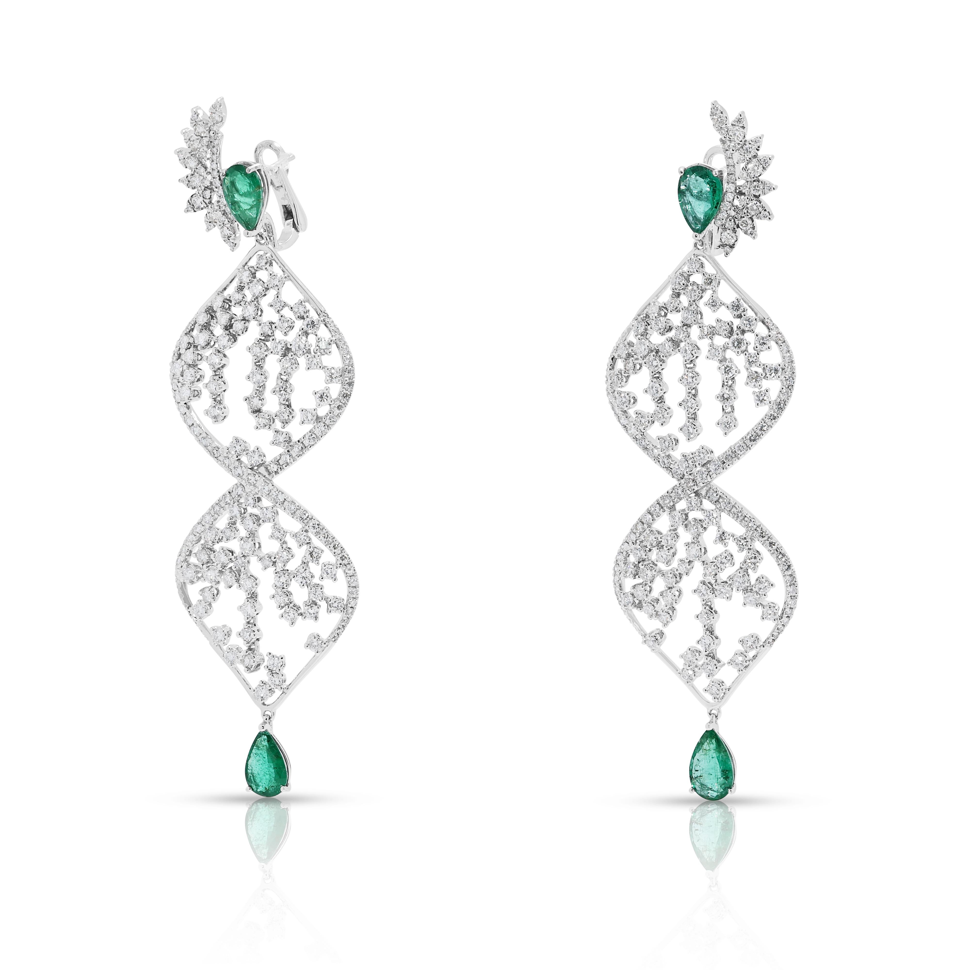 Glamurosos pendientes de gota de esmeralda y diamante natural de 13,45 ct en oro blanco de 18 quilates en Excelente estado para la venta en רמת גן, IL