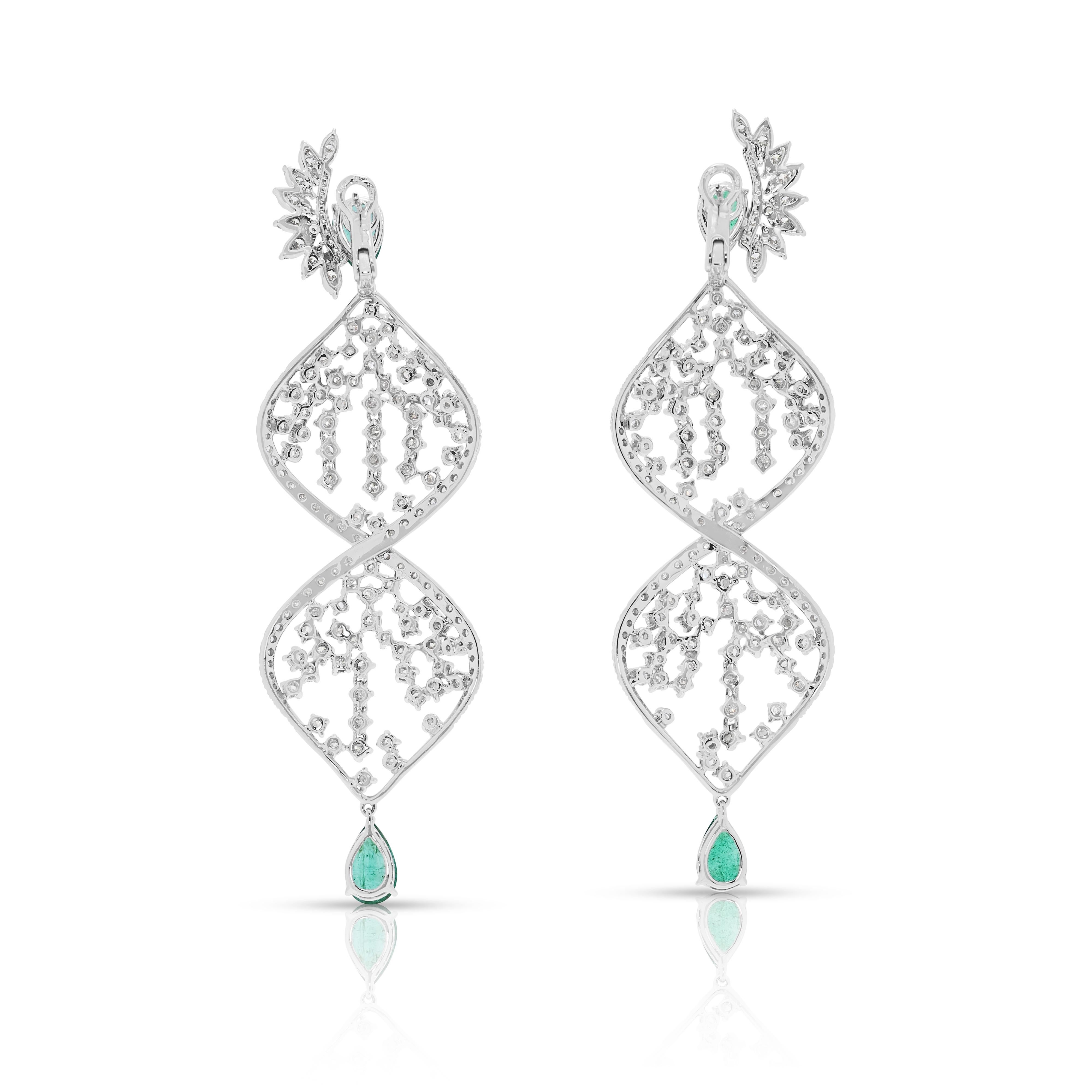 Glamurosos pendientes de gota de esmeralda y diamante natural de 13,45 ct en oro blanco de 18 quilates en venta 1
