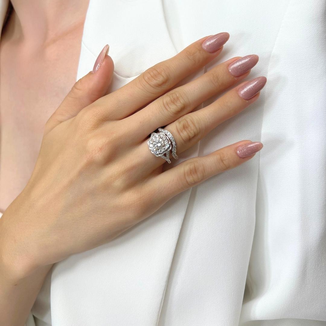 Set di due anelli con diamanti da 1,40 carati in oro bianco 14k - Certificato IGI

Eleganza senza tempo con questo set di due anelli con diamanti in oro bianco 14k. L'anello principale presenta uno splendido diamante rotondo da 0,81 carati, che
