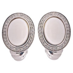 Boucles d'oreilles glamour en or blanc 14K avec diamants et ovale blanc