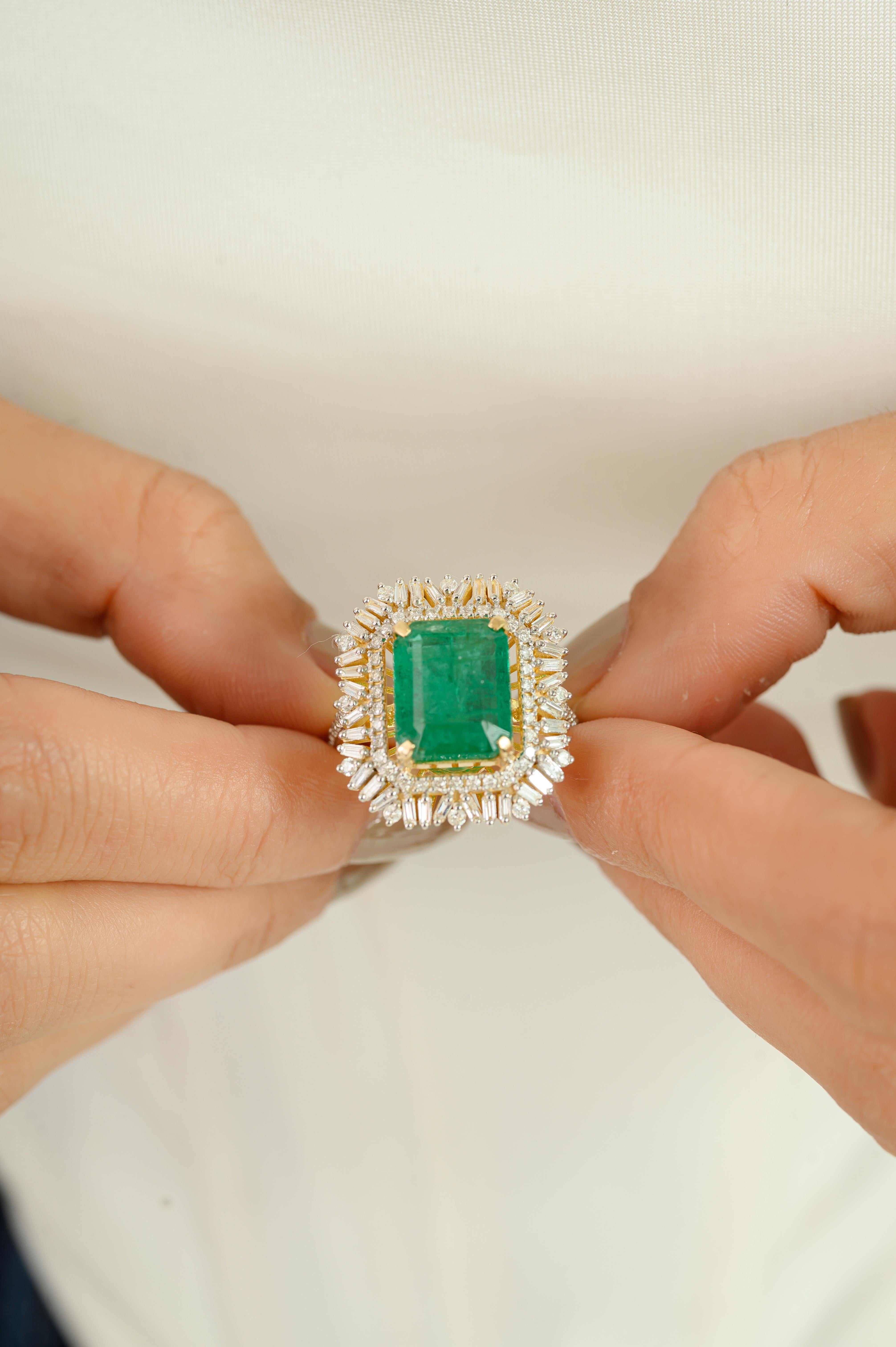 En vente :  Bague cocktail en or jaune 14k avec émeraude et diamants 4