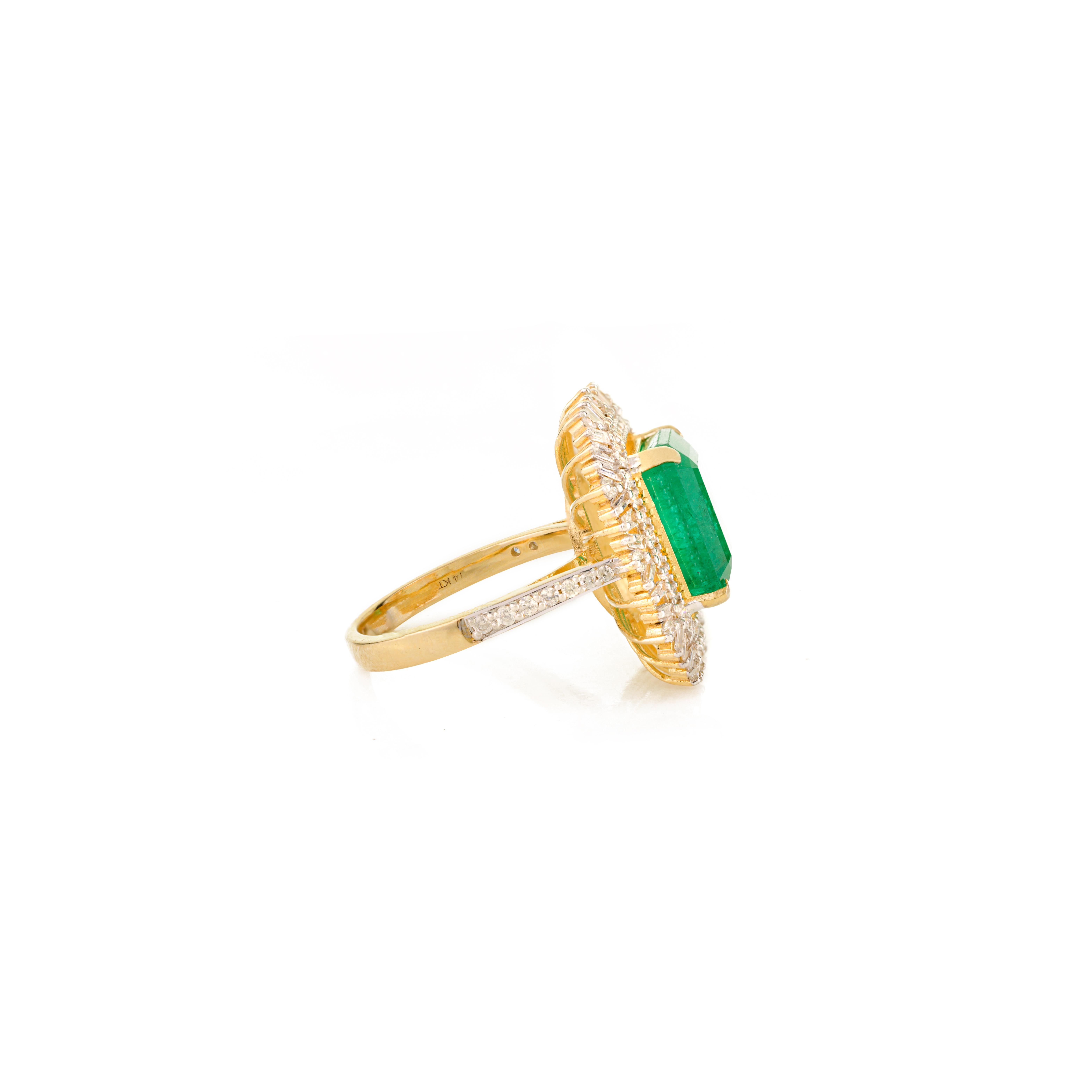 En vente :  Bague cocktail en or jaune 14k avec émeraude et diamants 7