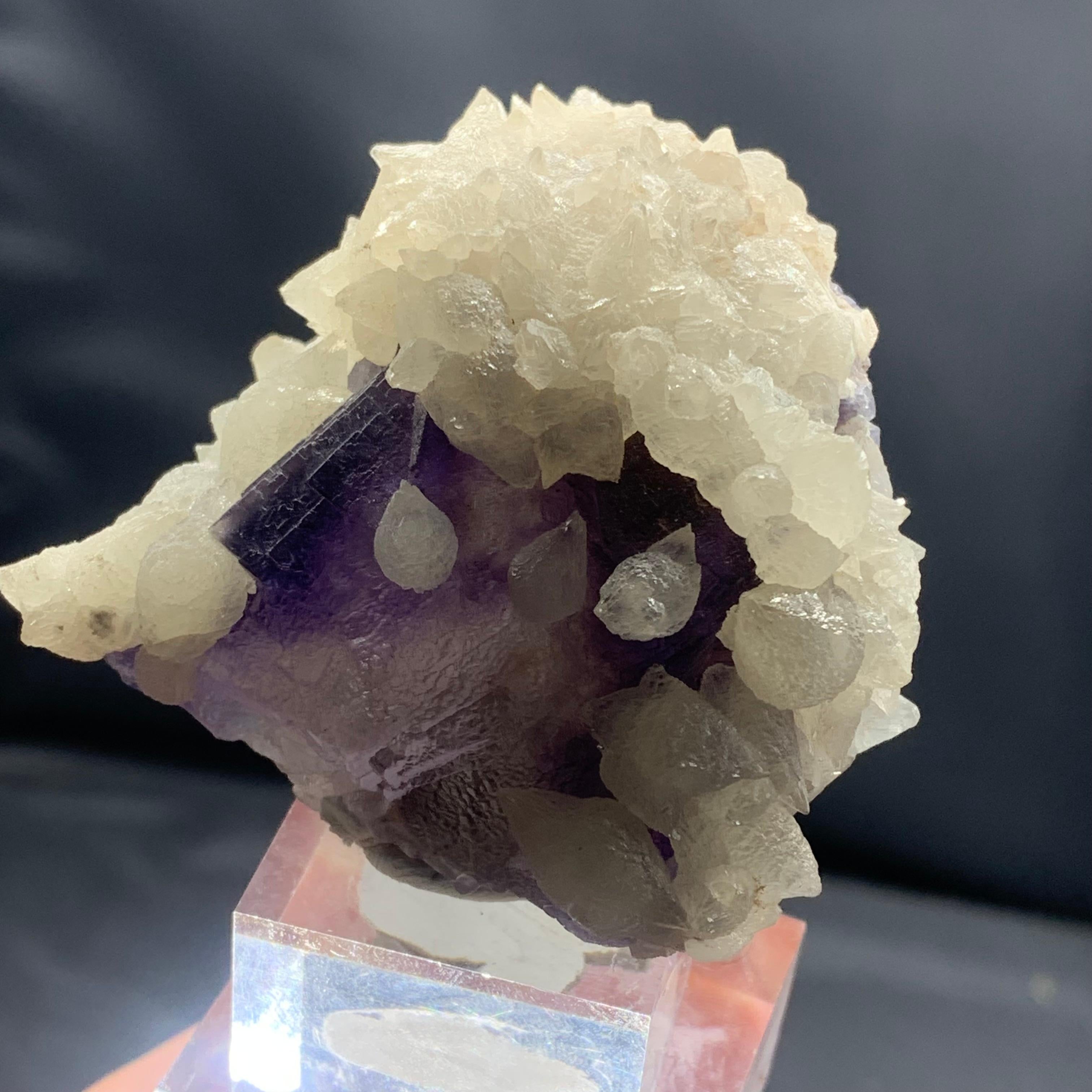 Glamorous 162.08 Gram Fluorite Specimen with Dog Tooth from Pakistan  In Good Condition For Sale In Peshawar, PK