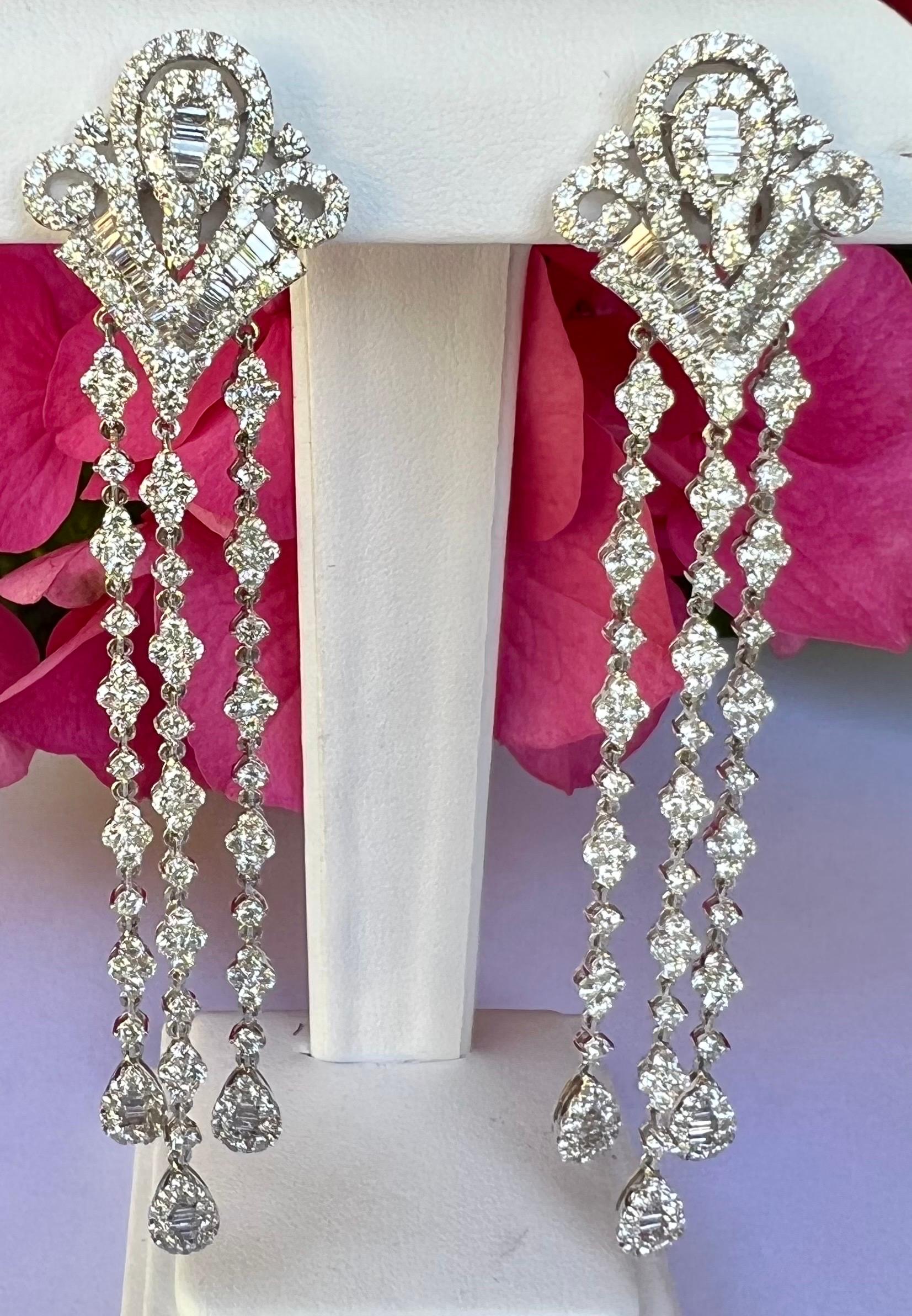 Round Cut Glamorous 16.5 Carat Diamond Fleur De Lis Chandelier 18k White Gold Earrings For Sale