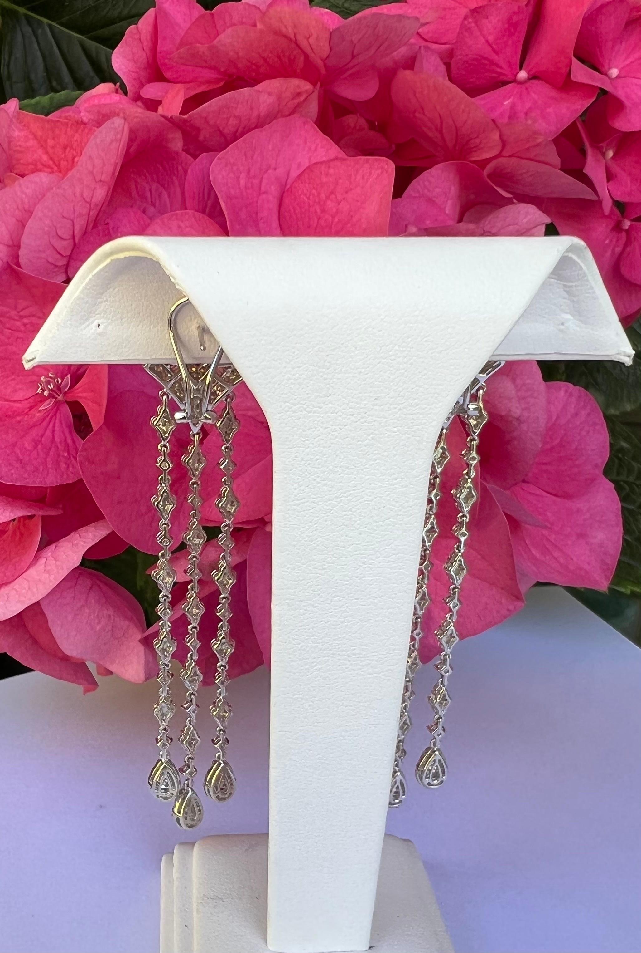 Glamorous 16.5 Carat Diamond Fleur De Lis Chandelier 18k White Gold Earrings In Excellent Condition For Sale In Tustin, CA