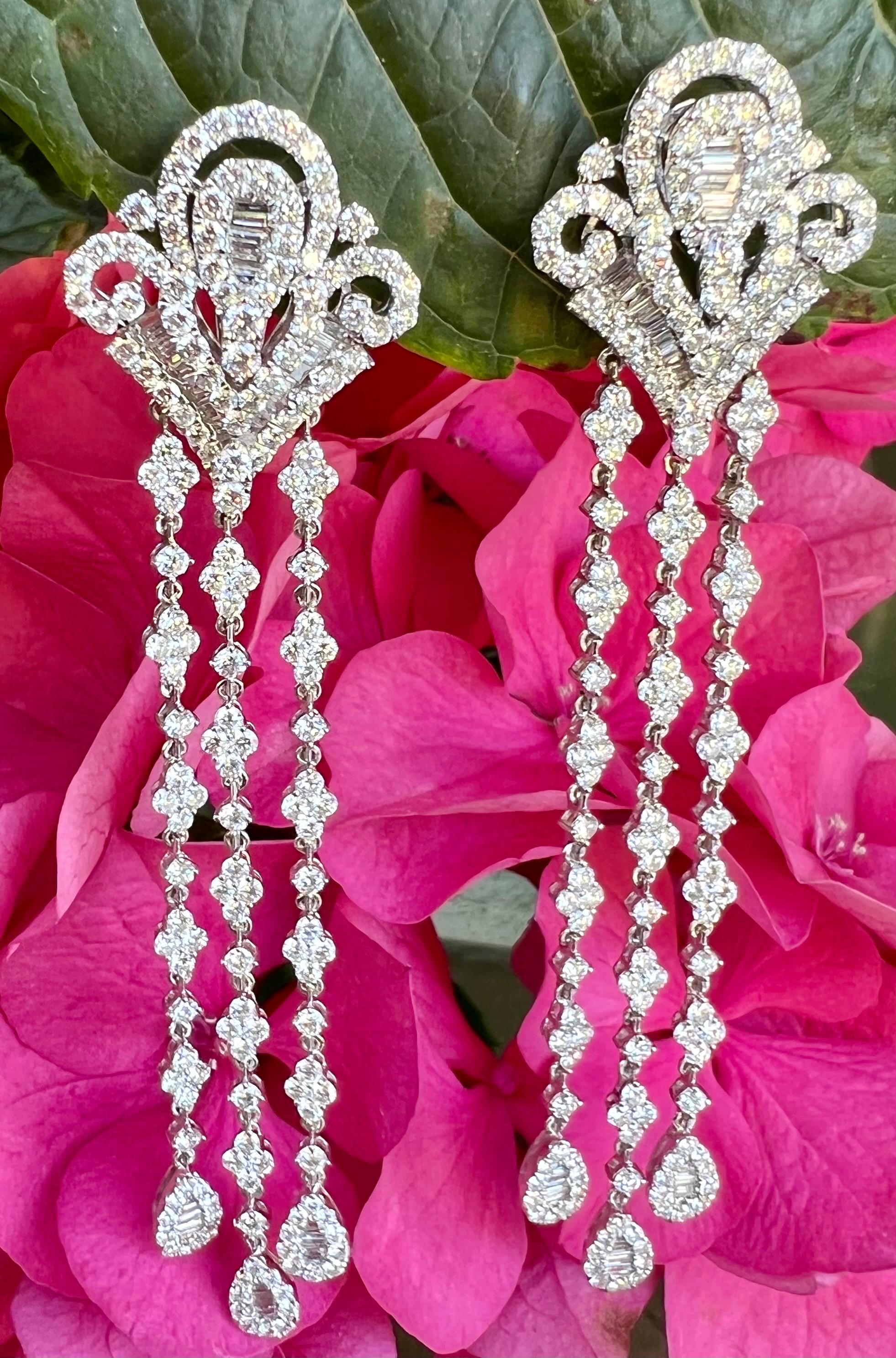 Glamorous 16.5 Carat Diamond Fleur De Lis Chandelier 18k White Gold Earrings For Sale 1