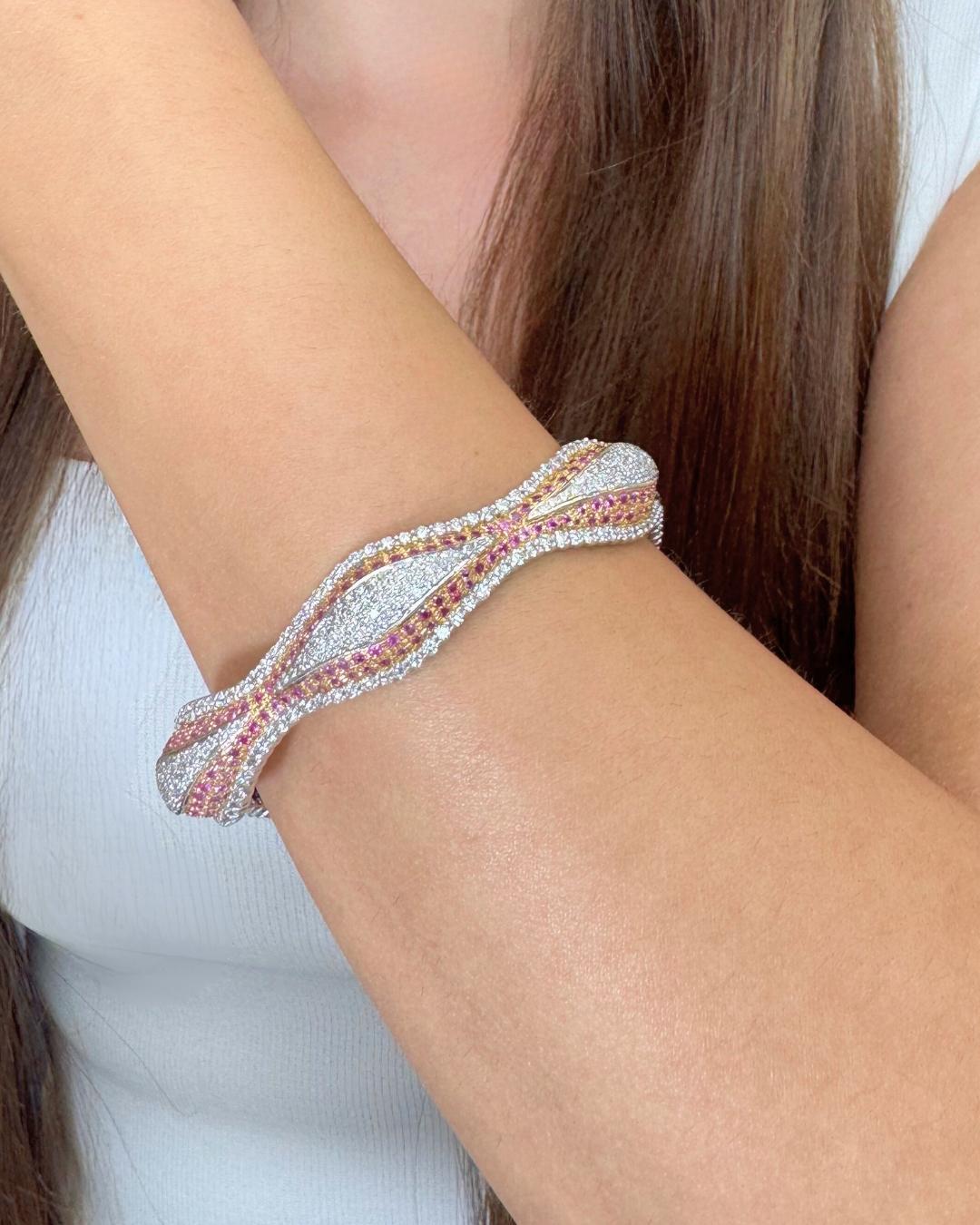 Bangle glamour con zaffiri e diamanti da 16,68 carati in oro bianco e rosa 18 carati - certificato IGI

Un capolavoro di scintillio e raffinatezza, questo elegante braccialetto è realizzato in oro bianco e rosa 18 carati, che unisce calore e