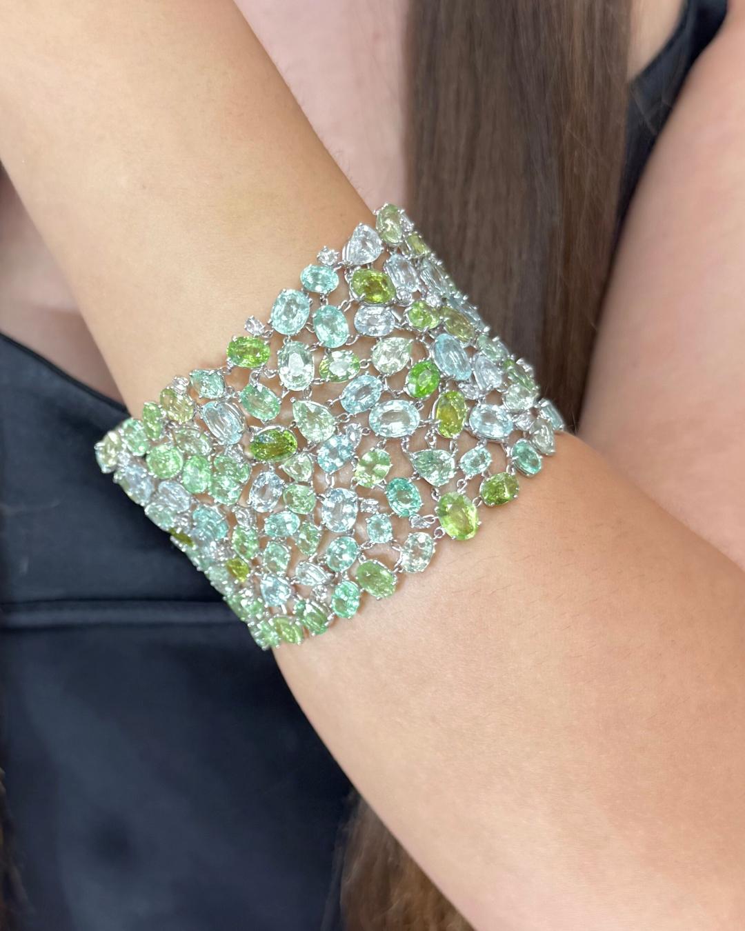 Bracelet glamour en or blanc 18k de 169,58ct de tourmalines et diamants - certifié IGI

Expression de la couleur et du savoir-faire, ce luxueux bracelet en or blanc 18 carats présente 82 tourmalines exquises d'une valeur totale de 166,70 carats dans