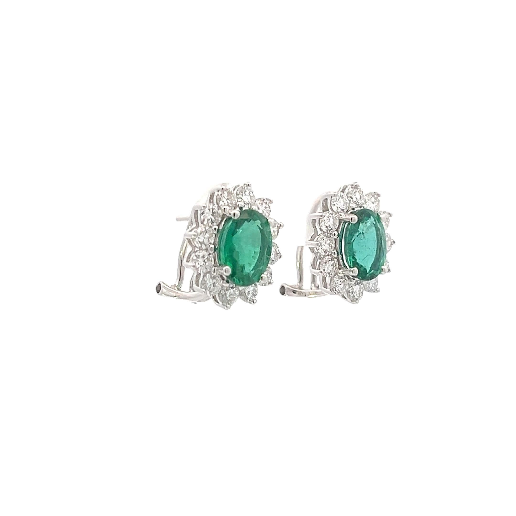 Scopri l'epitome dell'eleganza con il nostro paio di orecchini a raggiera con zaffiri e diamanti, sapientemente realizzati in oro 18 carati.