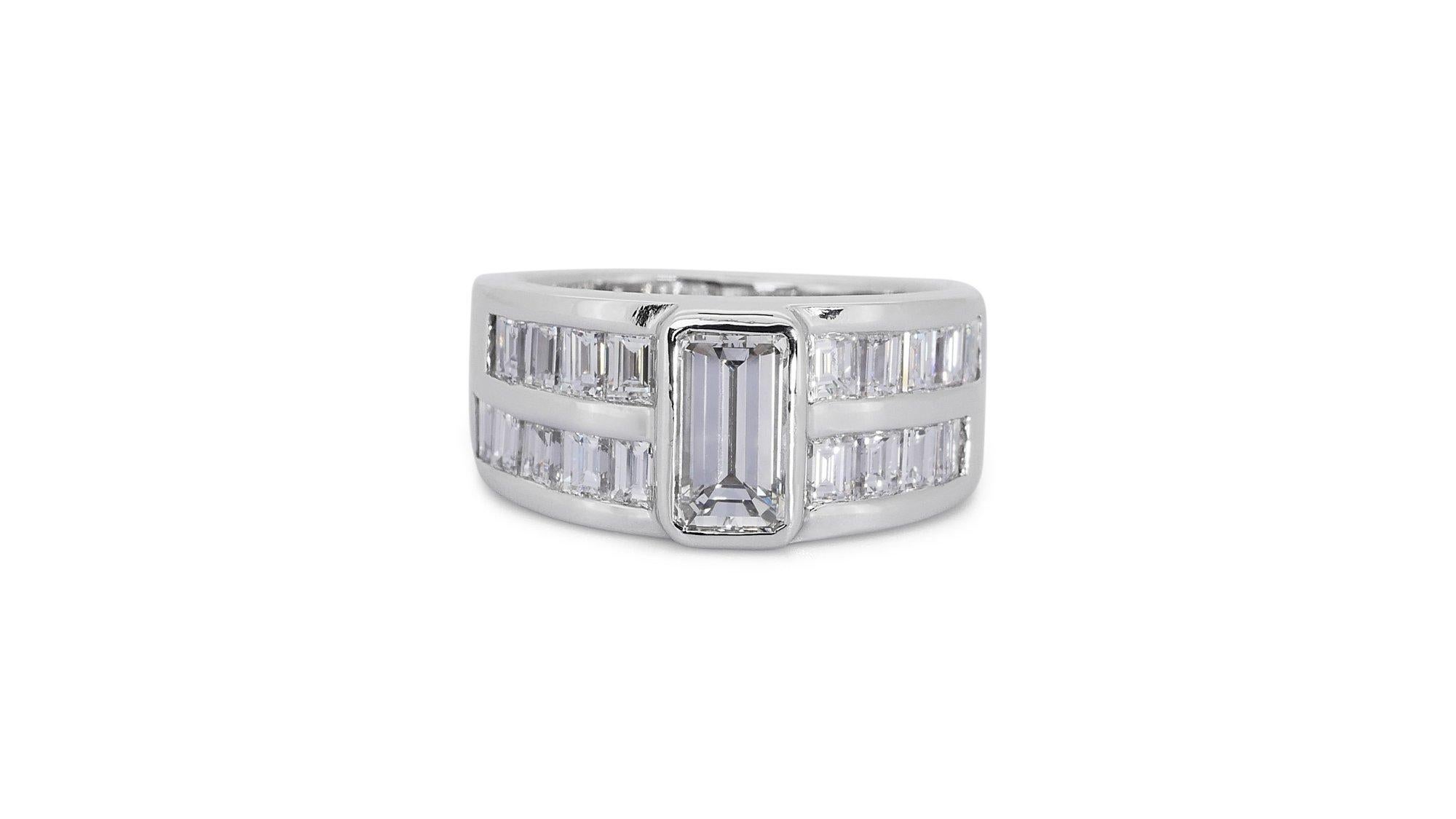 Glamouröser 18K Weißgold Dome Ring mit 1,90 ct natürlichen Diamanten IGI Zertifikat (Smaragdschliff) im Angebot