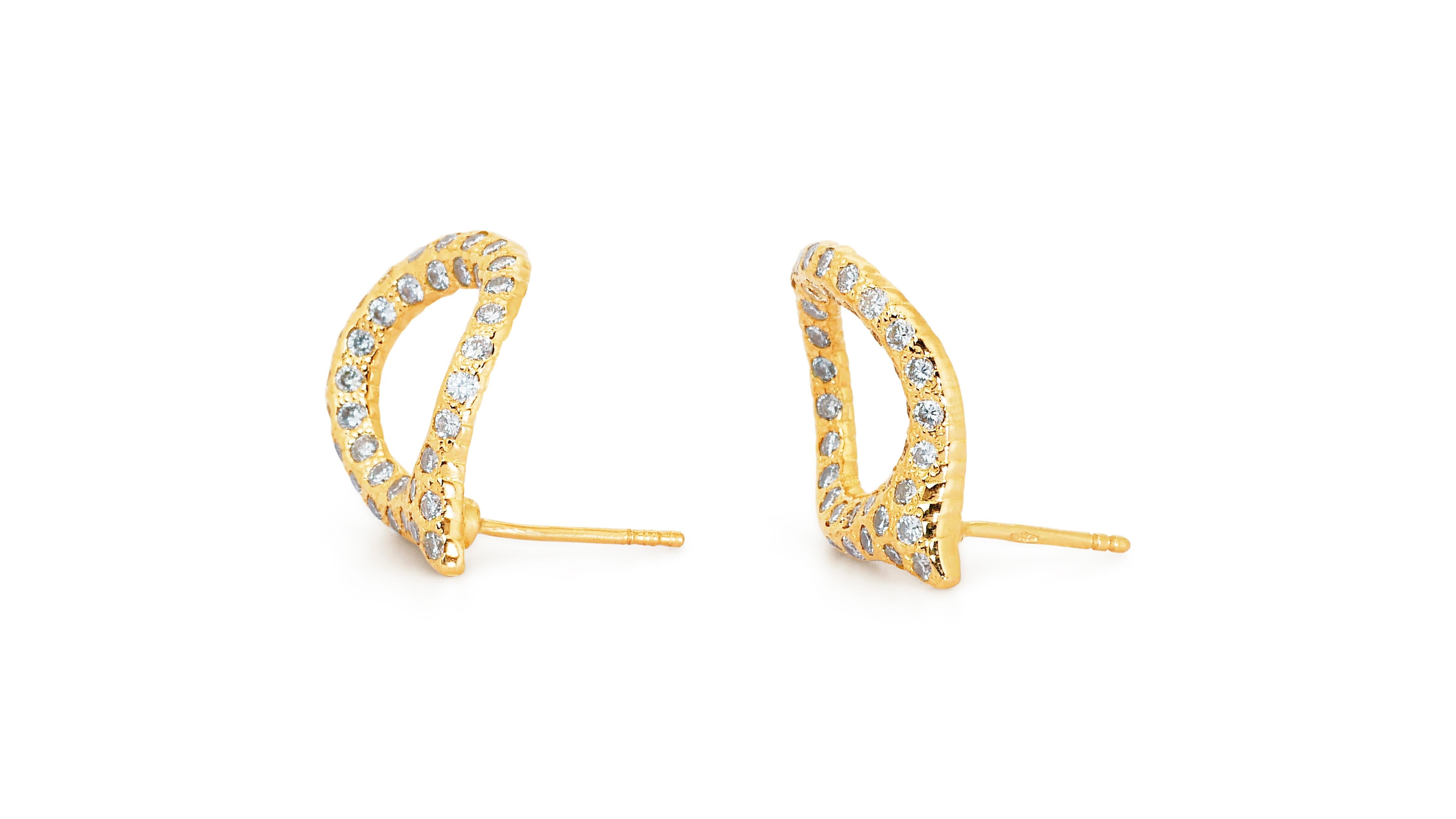 Round Cut Glamorous 18k Yellow Gold Earrings w/ 1.28ct Natural Diamonds IGI Certificate For Sale