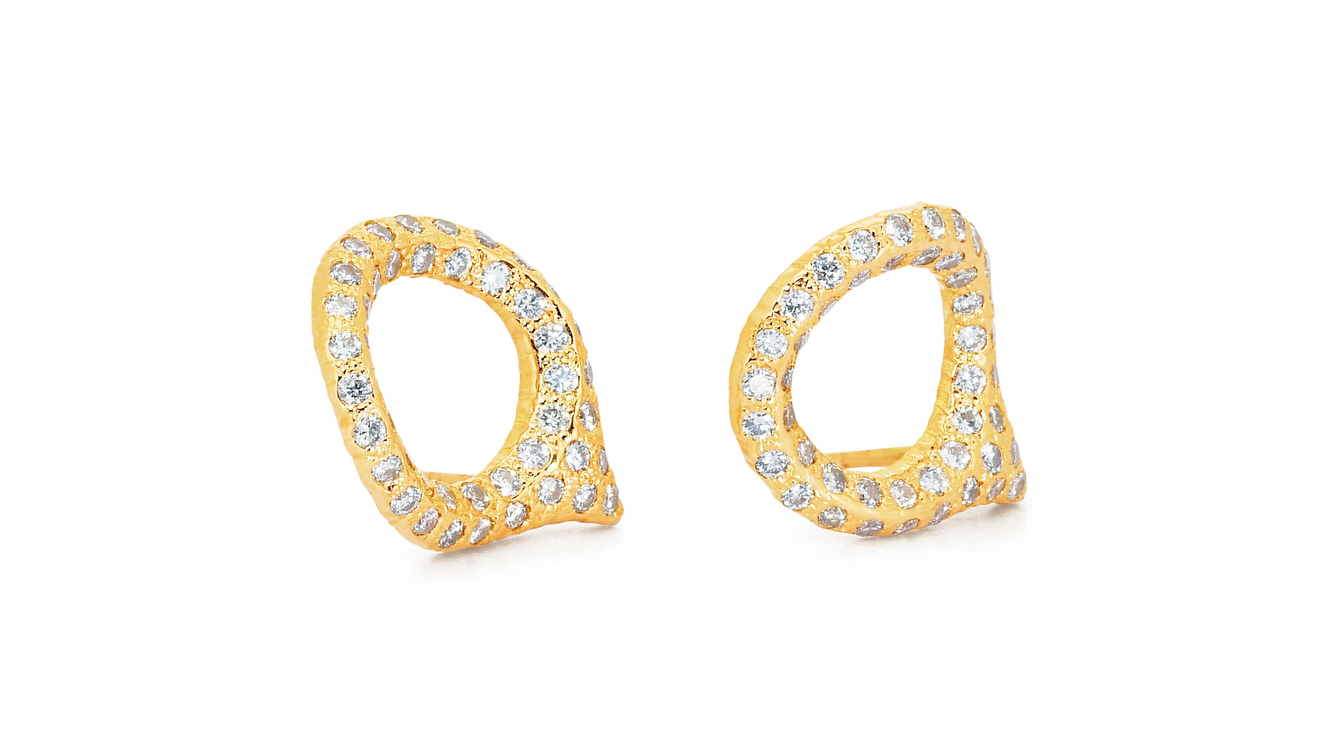 Women's Glamorous 18k Yellow Gold Earrings w/ 1.28ct Natural Diamonds IGI Certificate For Sale