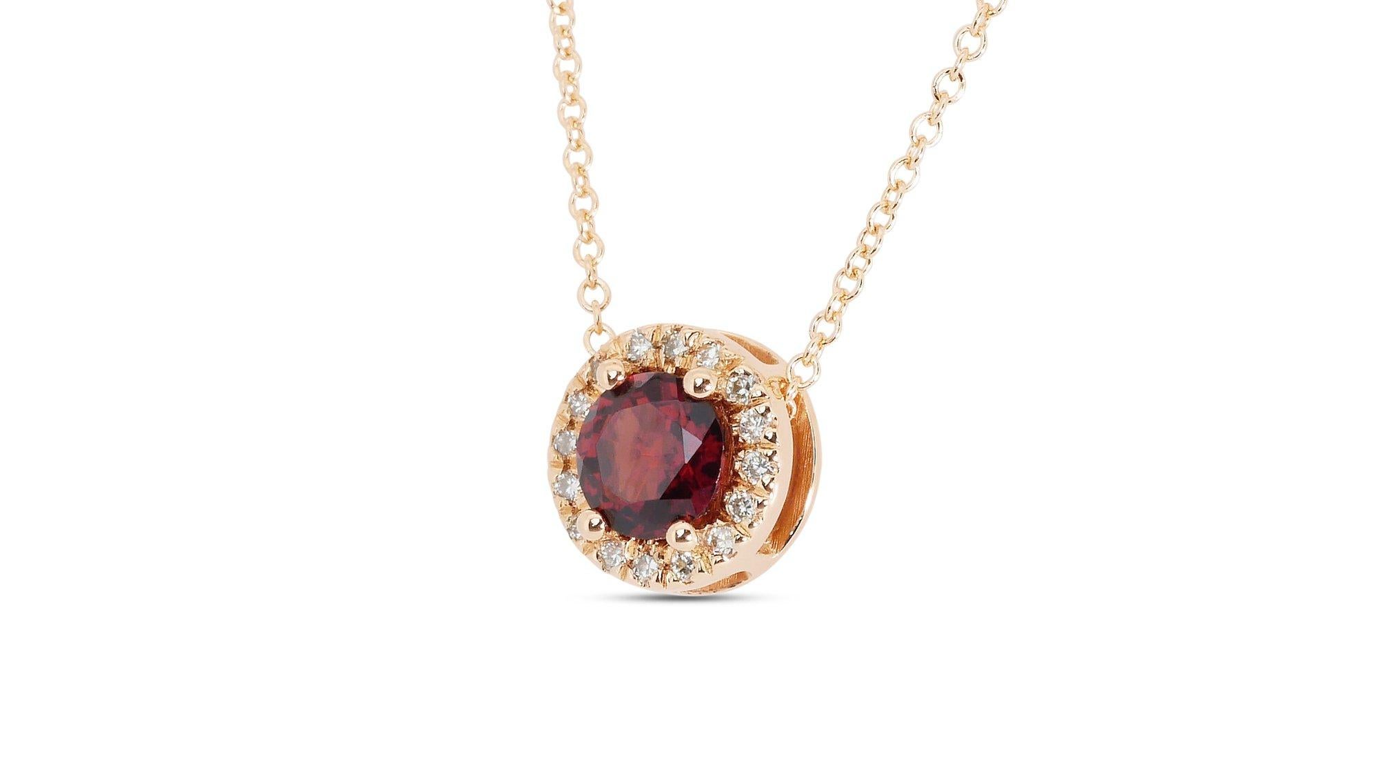 Glamorous 18k Yellow Gold Necklace w/ 0.8ct Garnet and Natural Diamonds IGI Cert In New Condition In רמת גן, IL