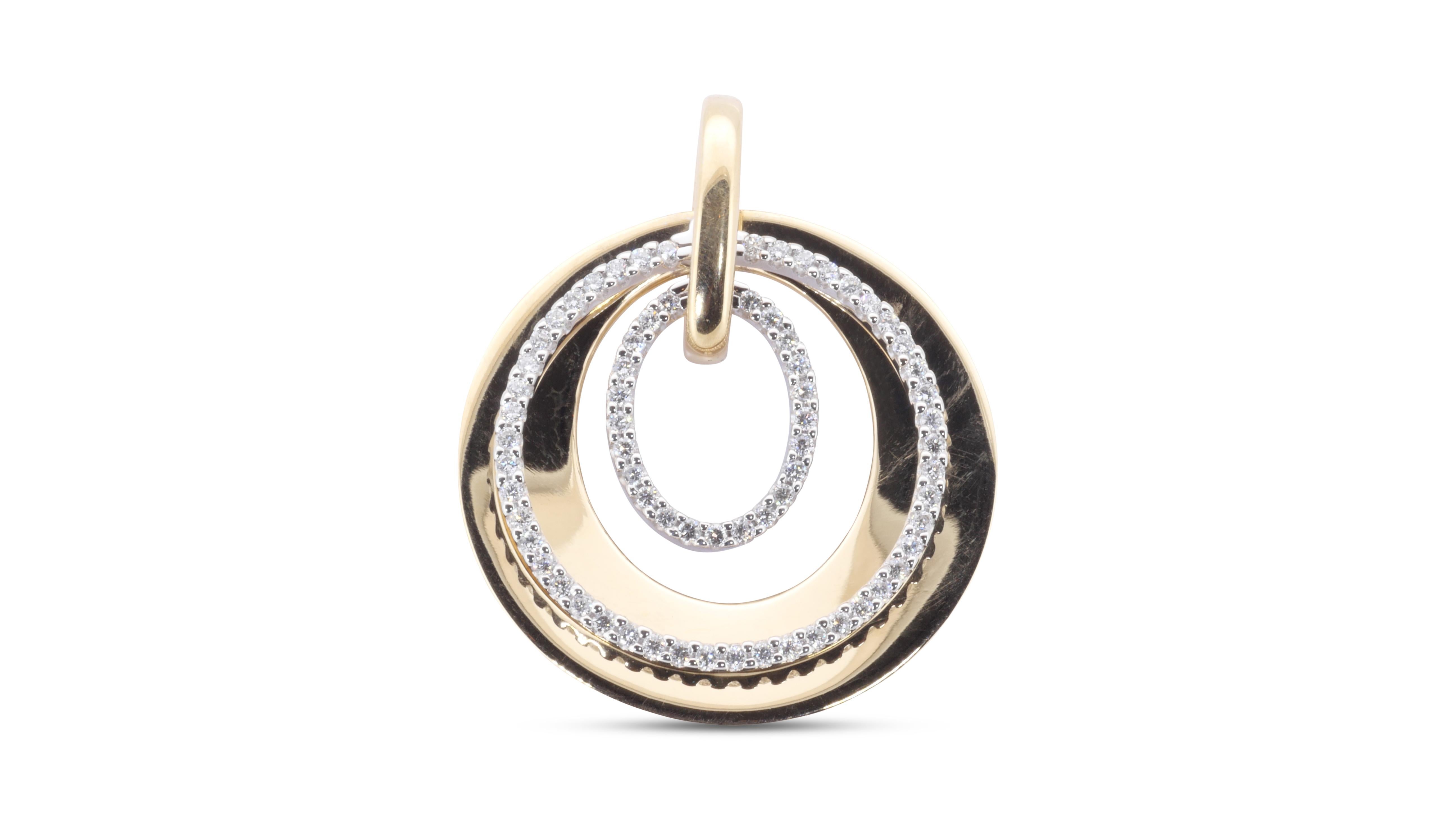 A beautiful pendant with a dazzling 4.6 carat round brilliant diamonds. The jewelry is made of 18k Yellow Gold with a high quality polish. It comes with a nice jewelry box.

70 diamonds main stone of 4.6 carat
cut: round brilliant
color: