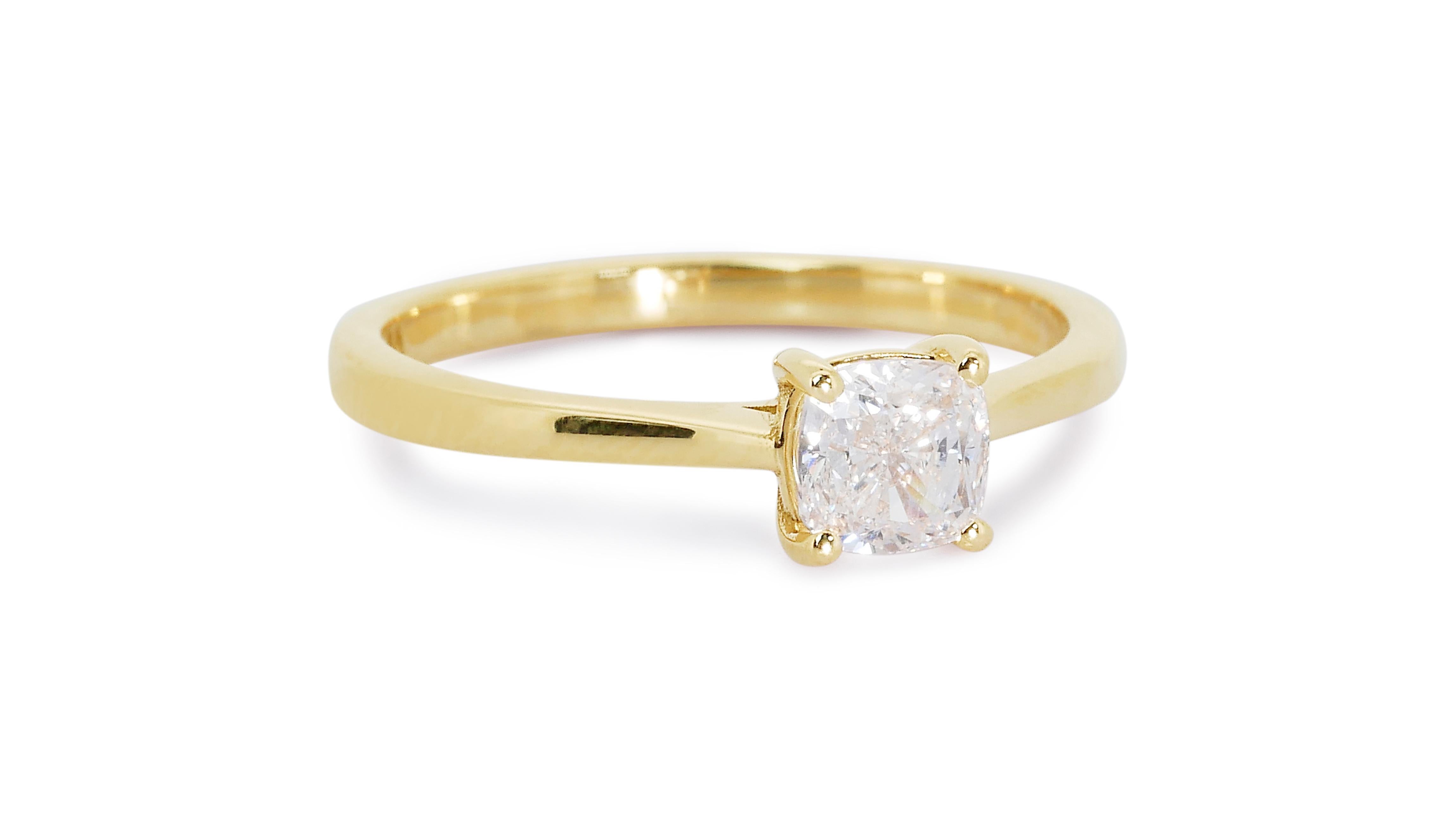 Glamorous 18k Yellow Gold Solitaire Ring w/ 0.7 Carat Natural Diamonds AIG Cert In New Condition For Sale In רמת גן, IL