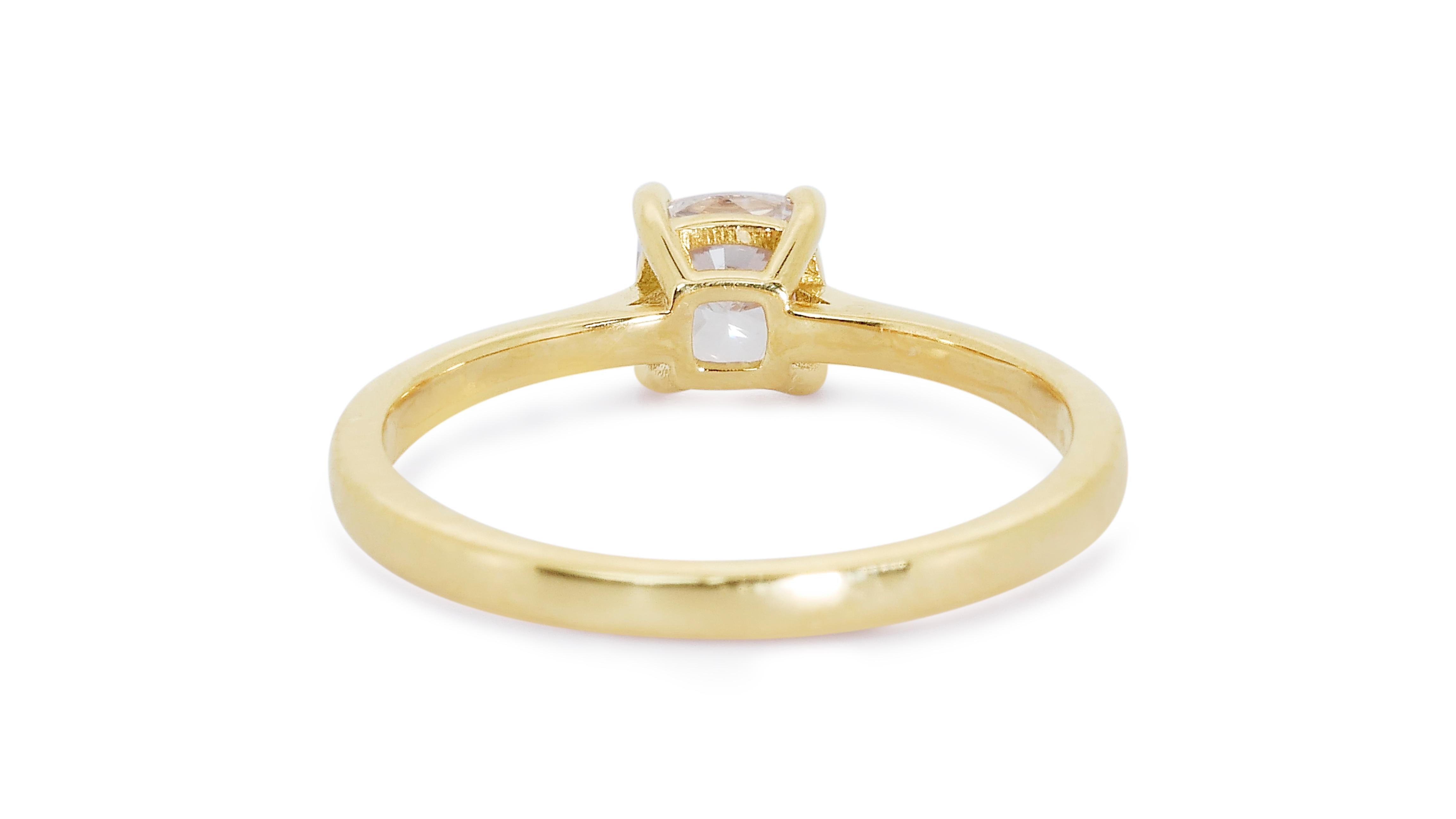 Glamorous 18k Yellow Gold Solitaire Ring w/ 0.7 Carat Natural Diamonds AIG Cert For Sale 1