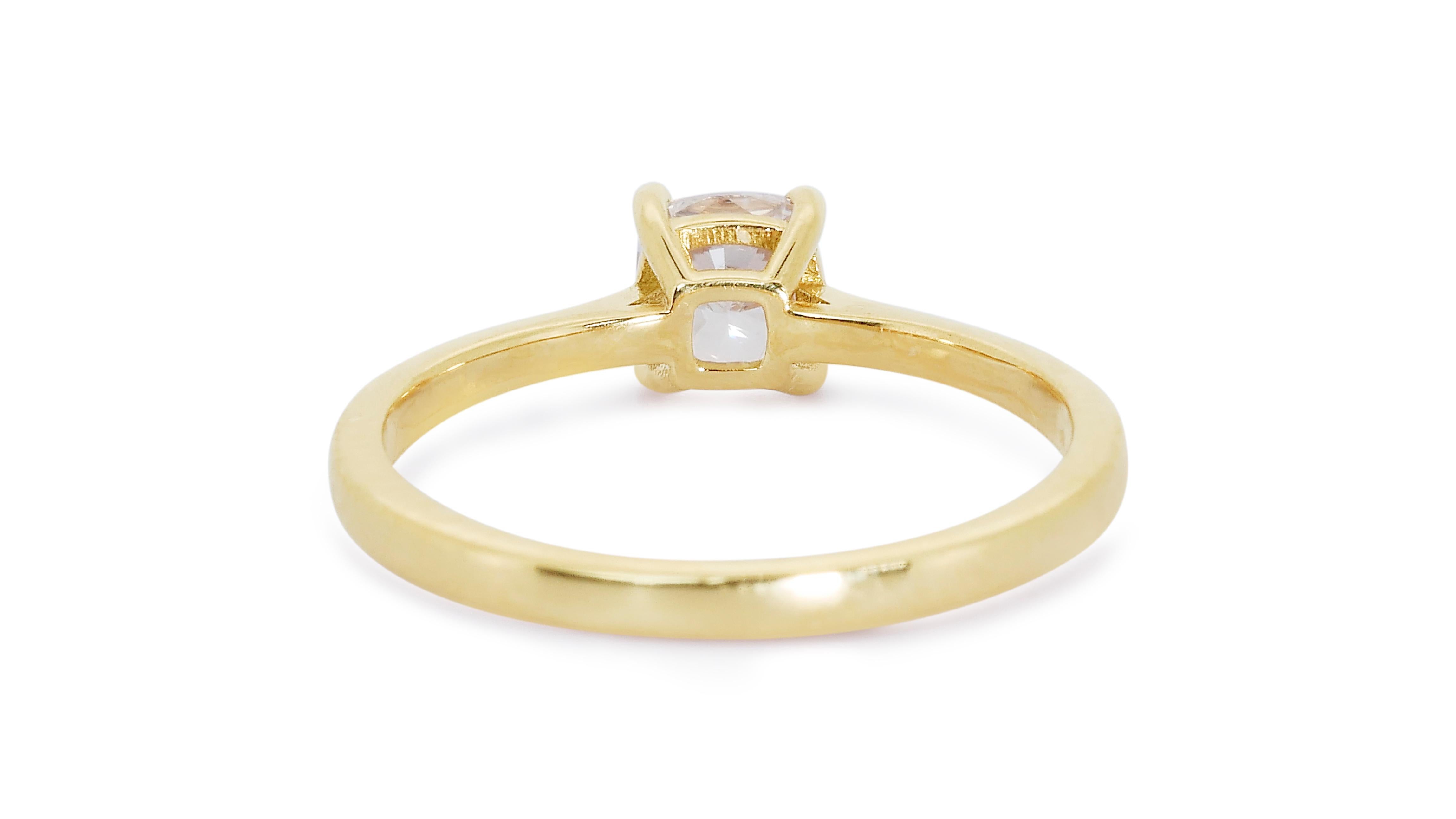 Glamorous 18k Yellow Gold Solitaire Ring w/ 0.7 Carat Natural Diamonds AIG Cert For Sale 1