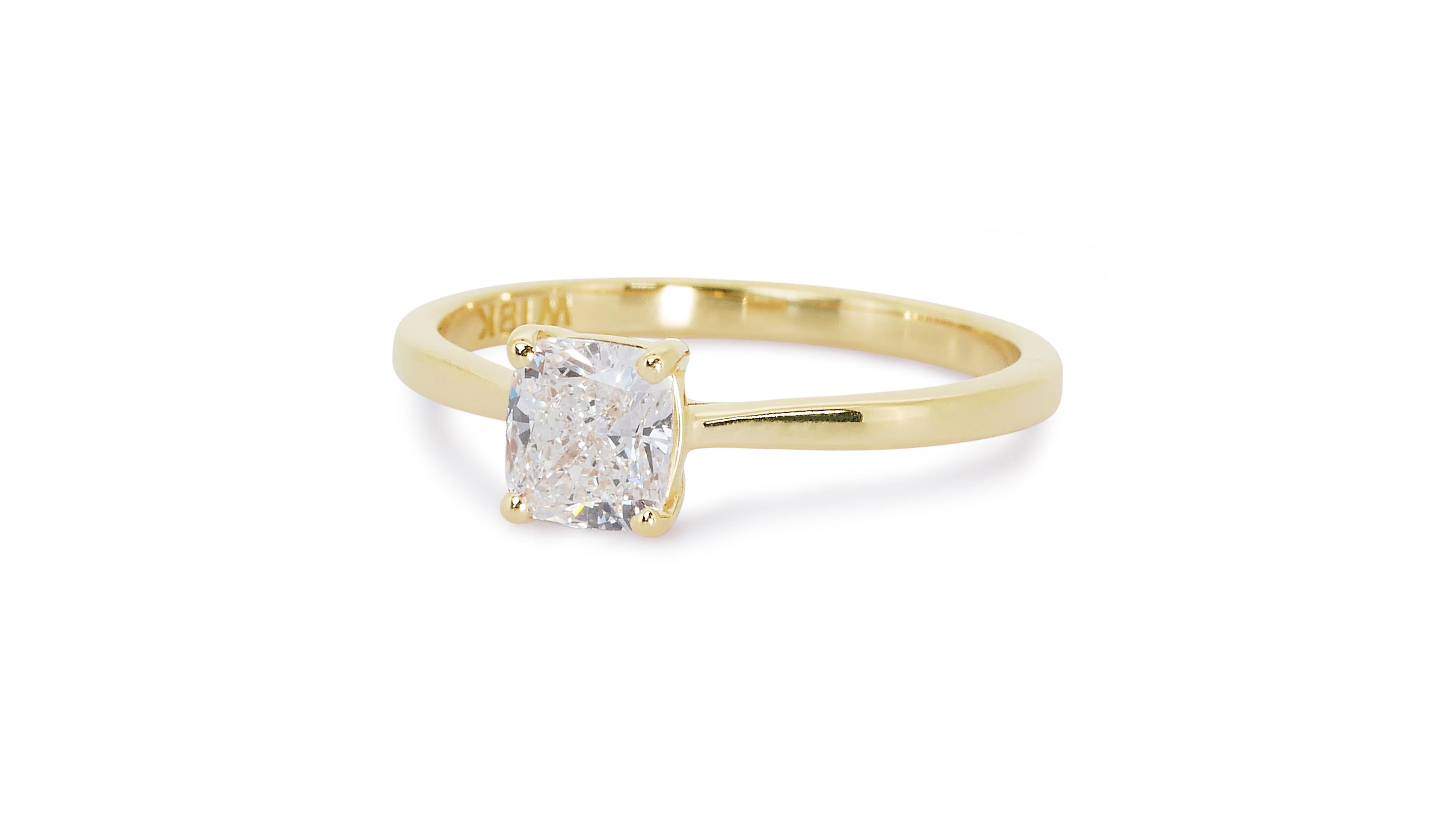 Cushion Cut Glamorous 18k Yellow Gold Solitaire Ring w/ 0.80 ct Natural Diamonds IGI Cert For Sale